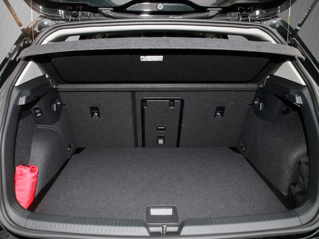 Volkswagen Golf VIII 1.5 eTSI DSG Style AHK/Navi/RFK