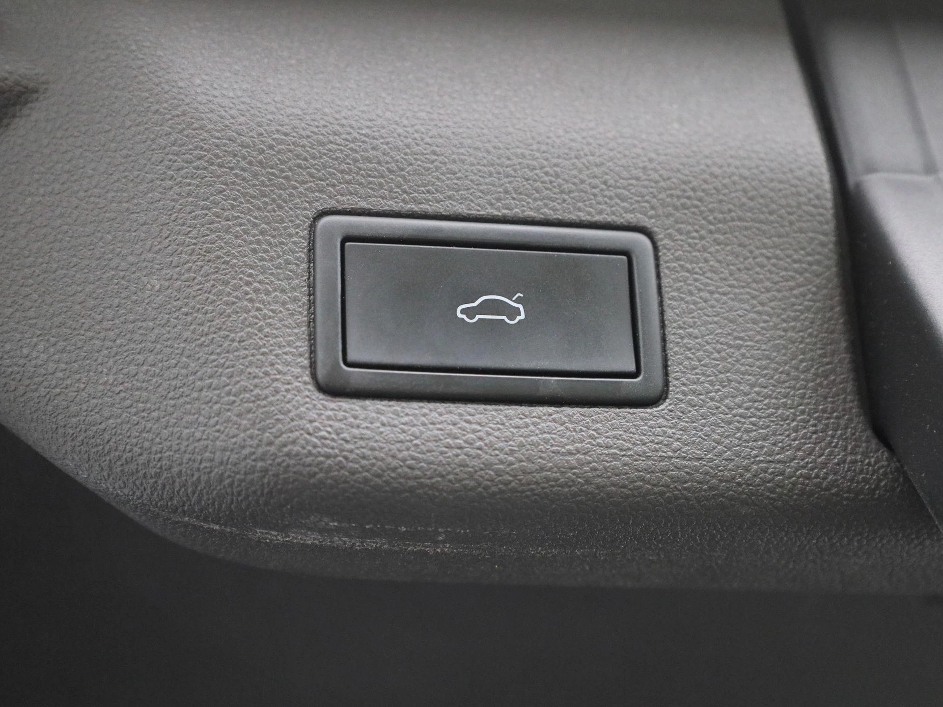 Volkswagen-Multivan-image-16