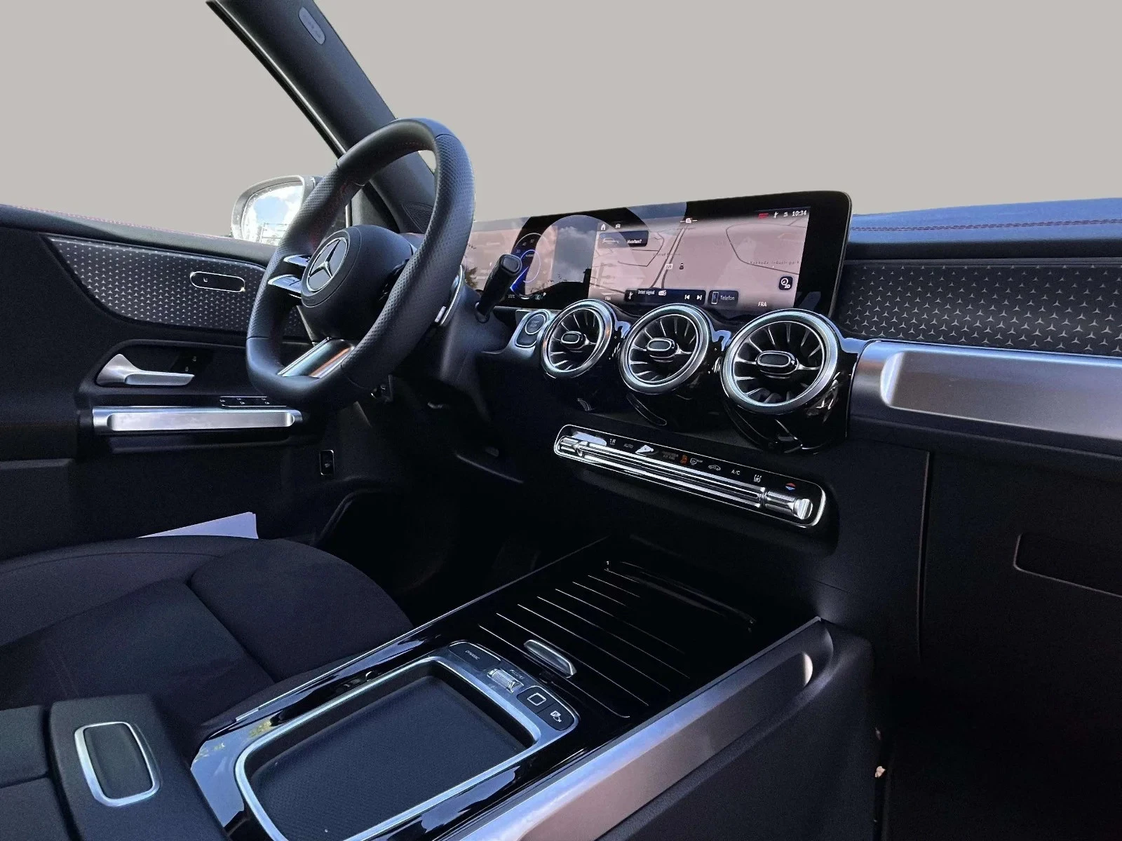 Mercedes-Benz-EQB-image-13