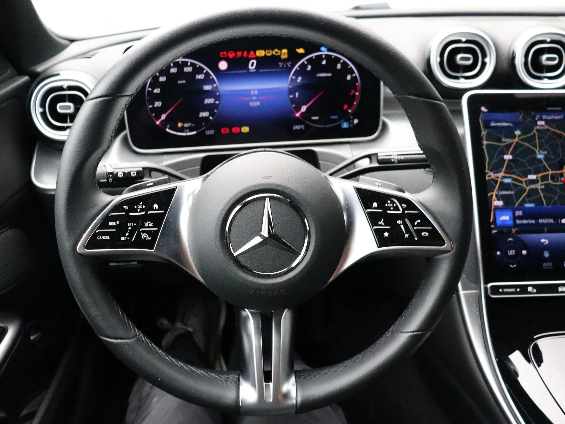 Mercedes-Benz-C-Klasse-image-14