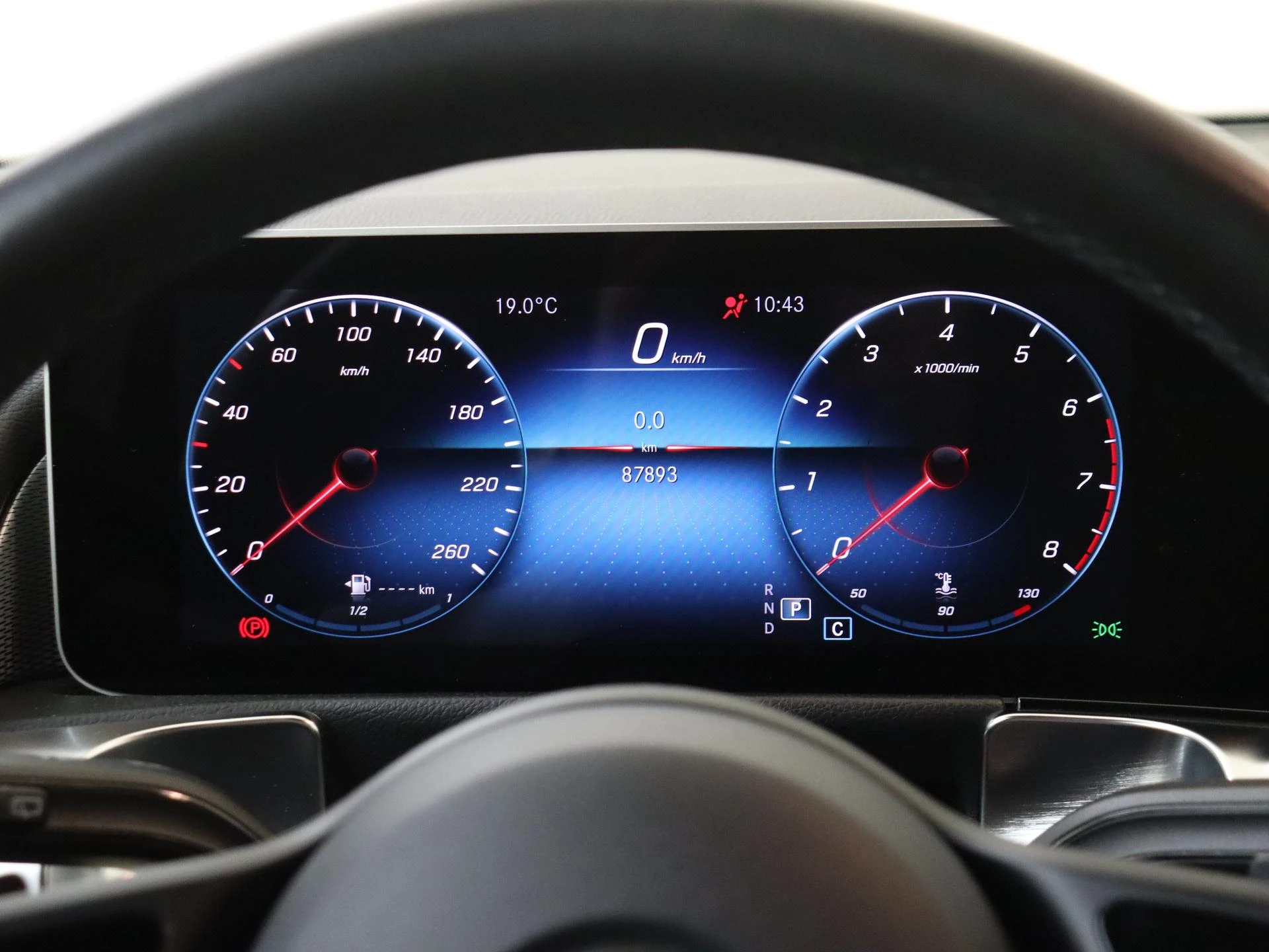 Mercedes-Benz-GLB-image-11