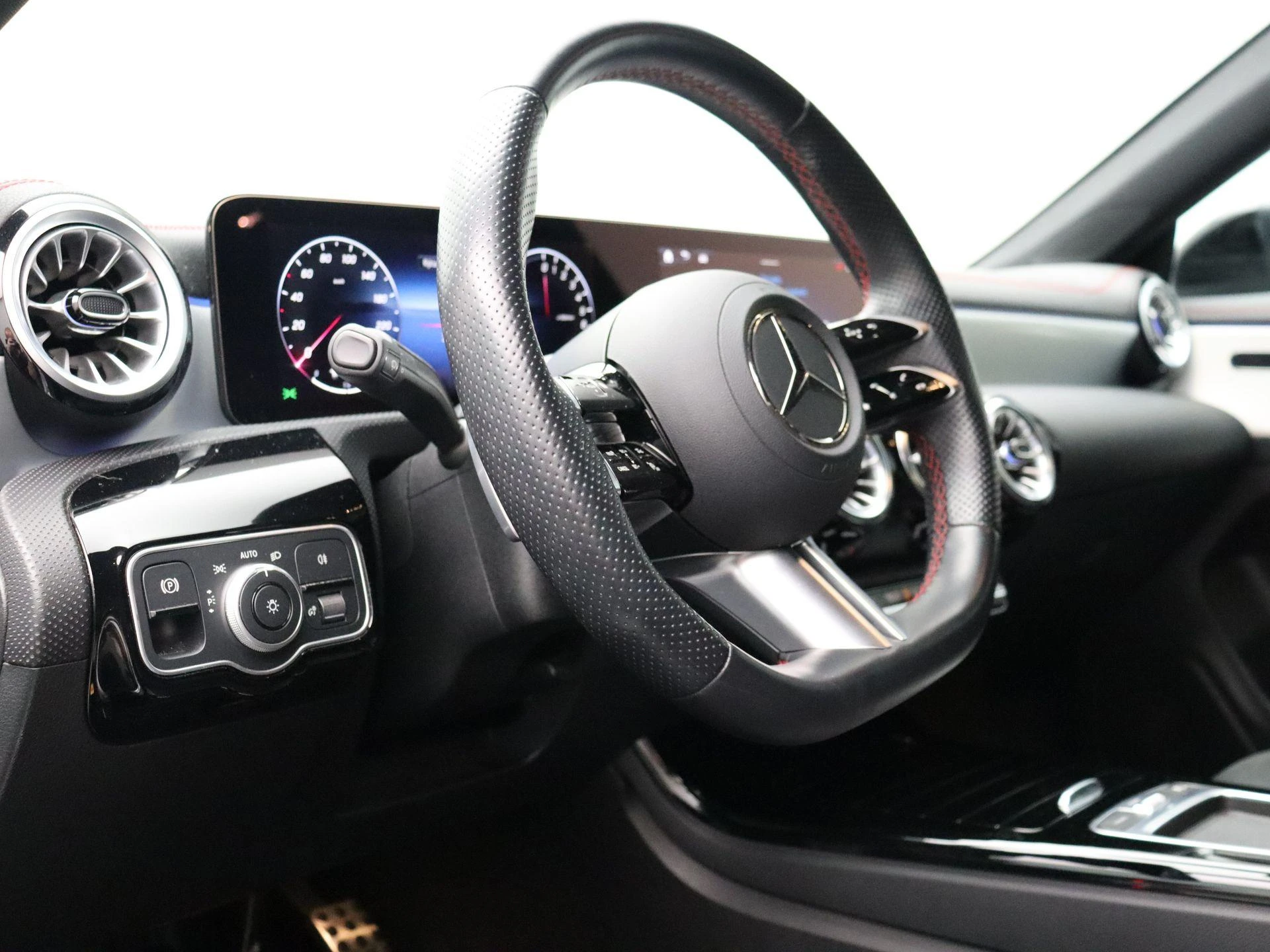 Mercedes-Benz-CLA-image-11