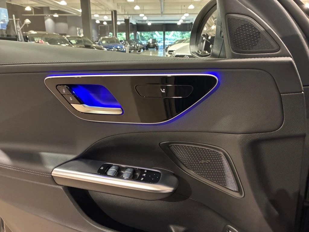 Mercedes-Benz-C-Klasse 300-image-8