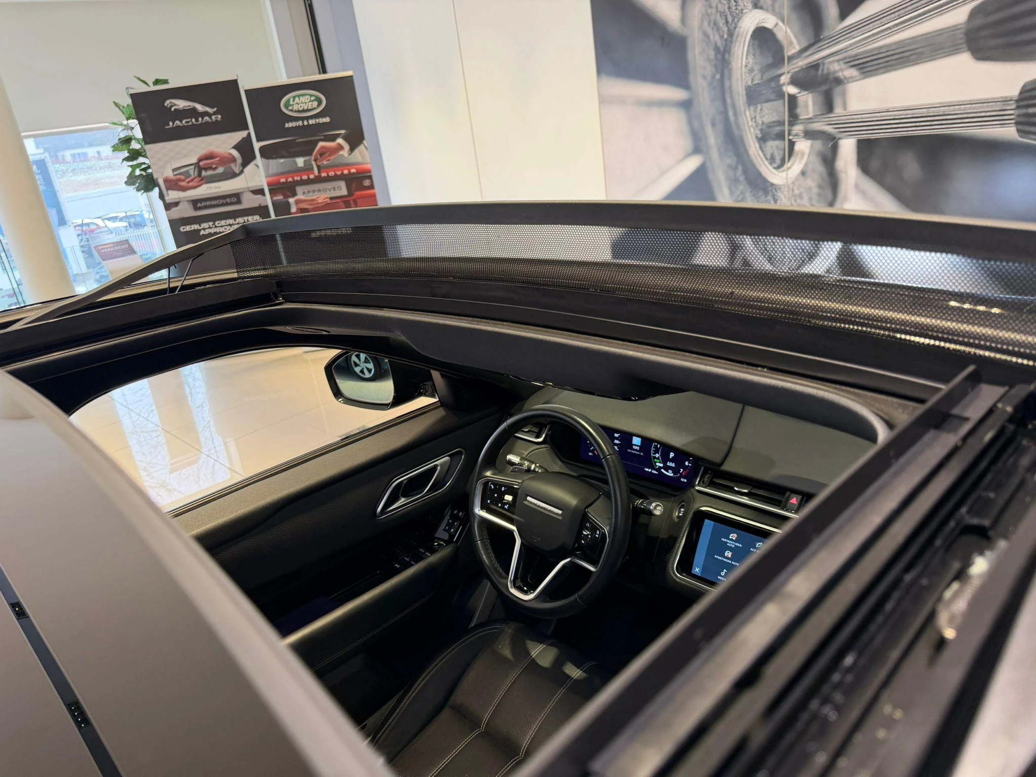 Land Rover-Range Rover Velar-image-25