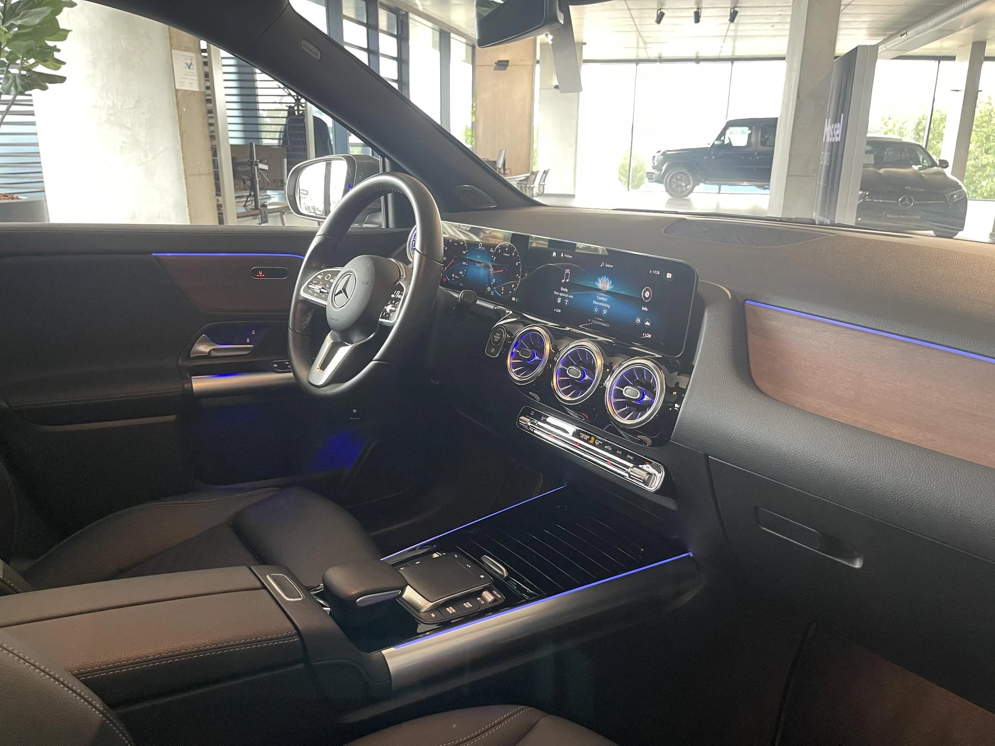 Mercedes-Benz GLA 200 Luxury Line + MULTIBEAM LED + PANO DAK + CARPLAY + TREKHAAK +
