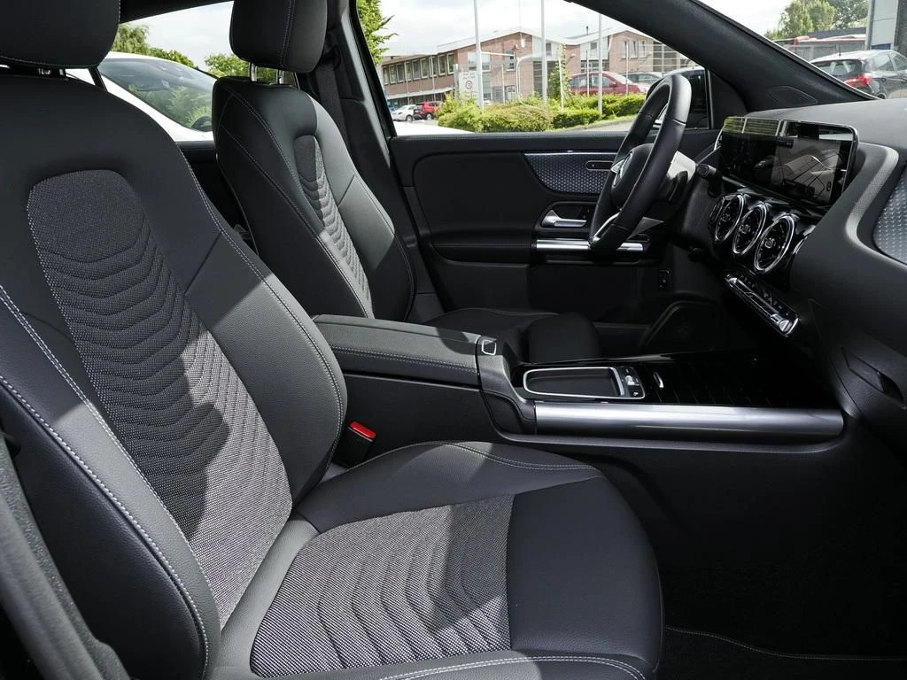 Mercedes-Benz-GLA 200 d-image-11