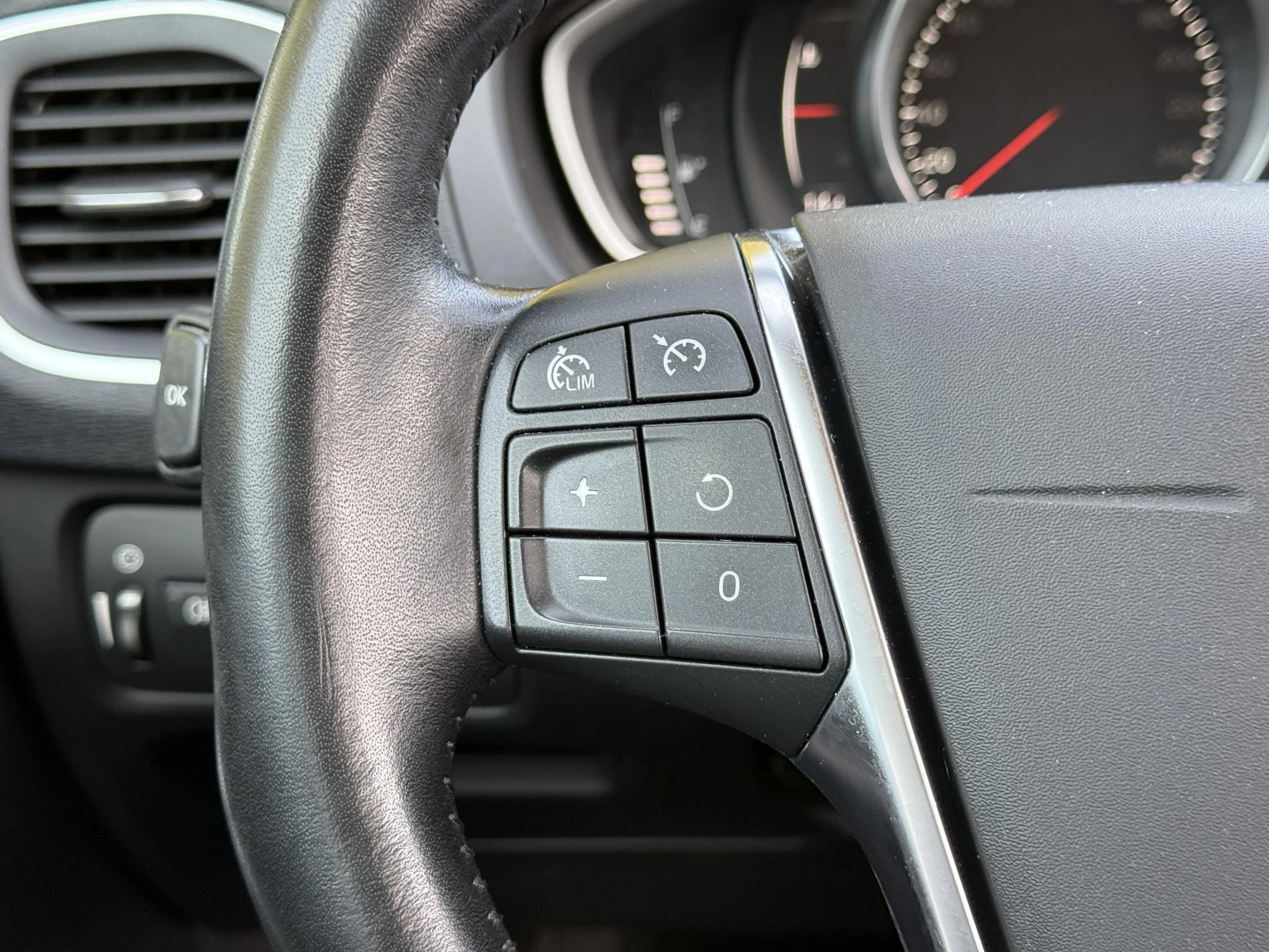 Volvo-V40-image-16
