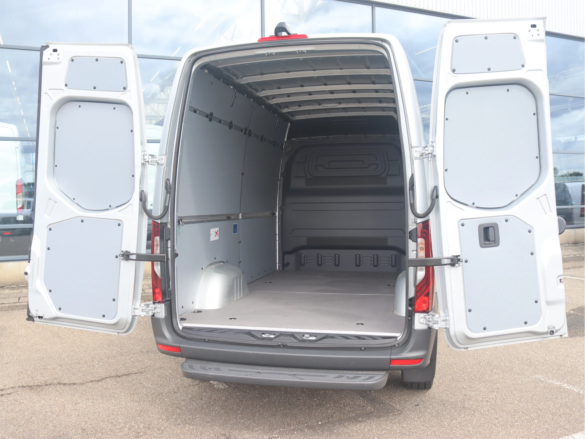 Mercedes-Benz-Sprinter-image-2