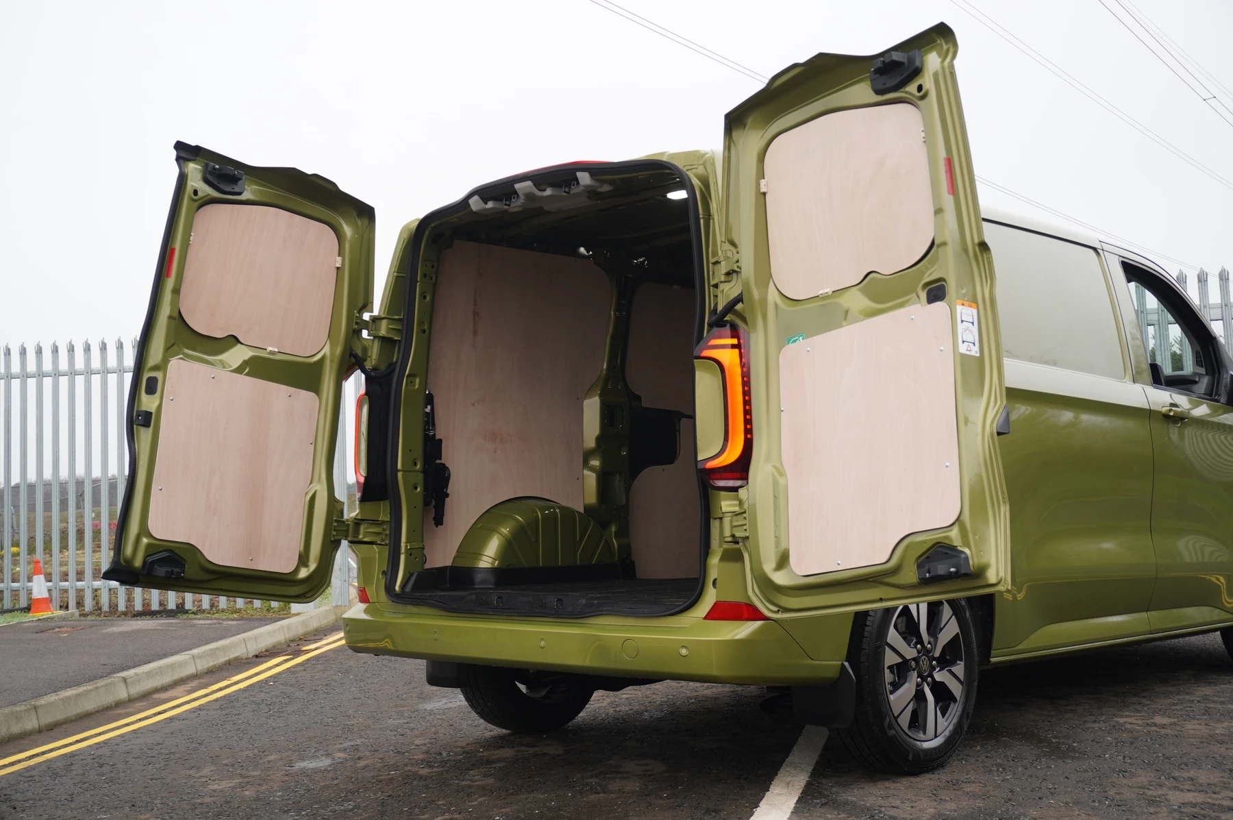 Volkswagen-Transporter-image-30
