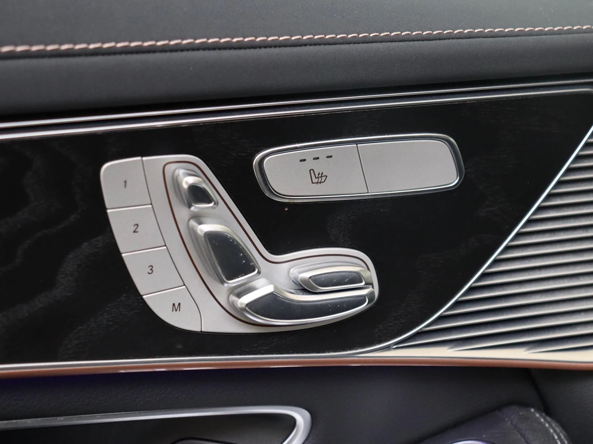Mercedes-Benz-EQC-image-25