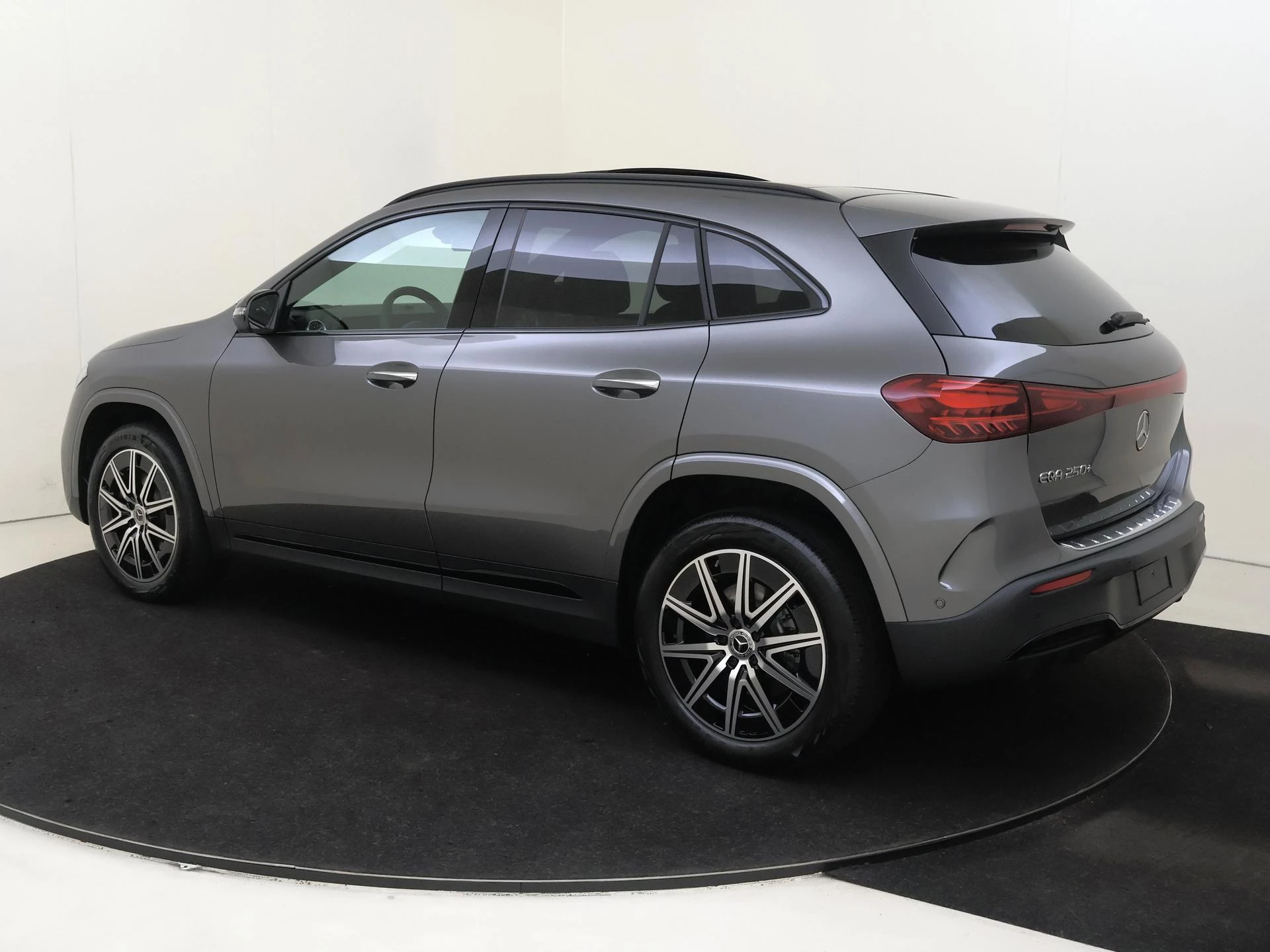 Mercedes-Benz-EQA-image-2