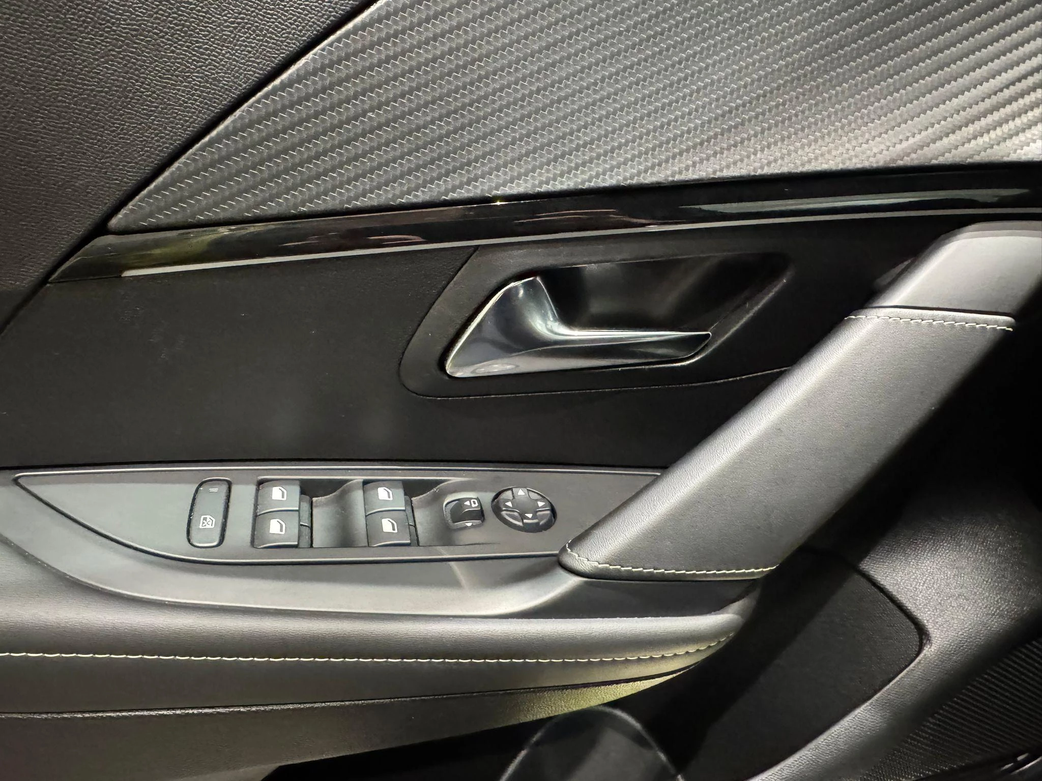 Peugeot-208-image-20