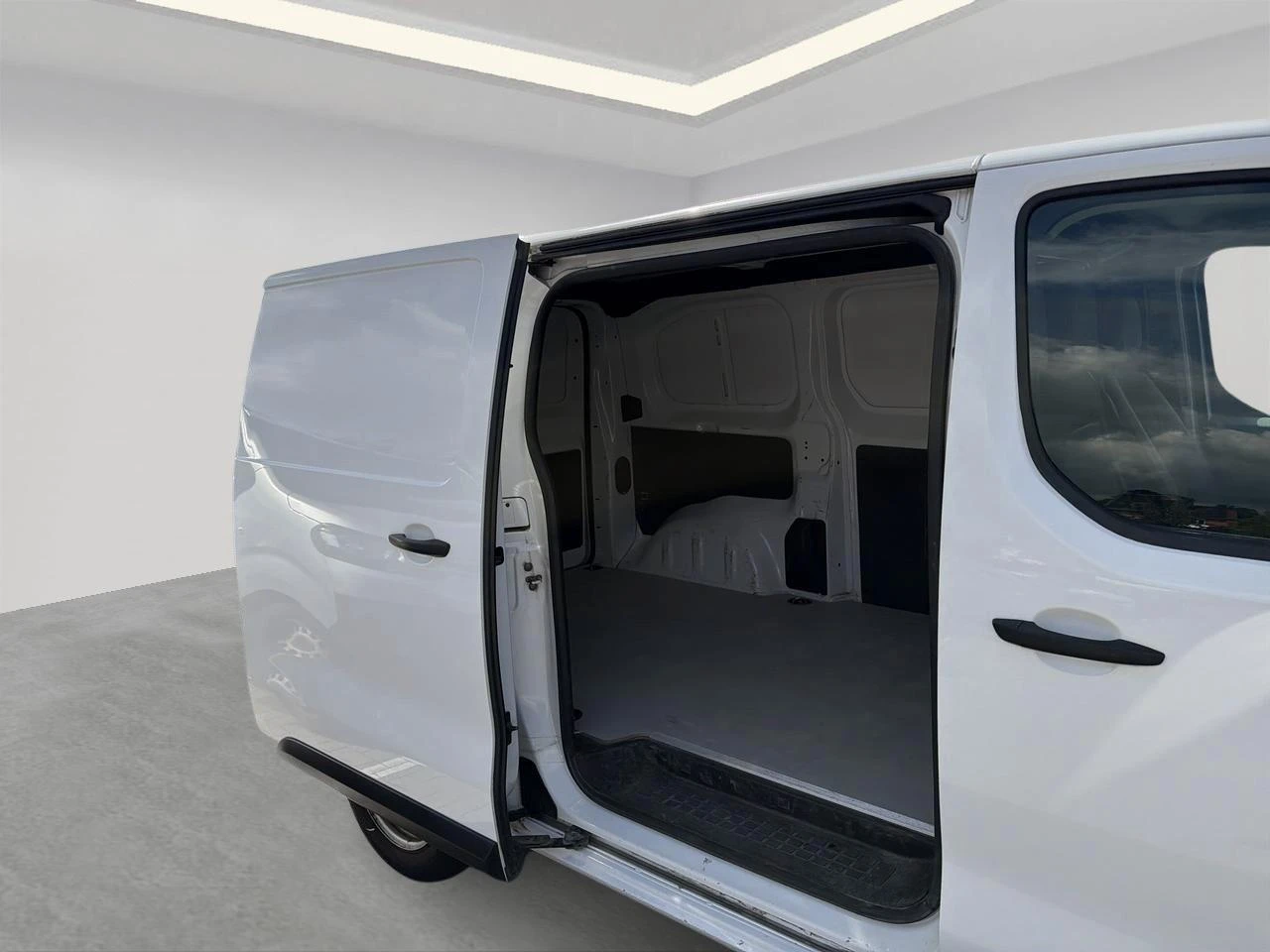 Opel-Vivaro-image-13