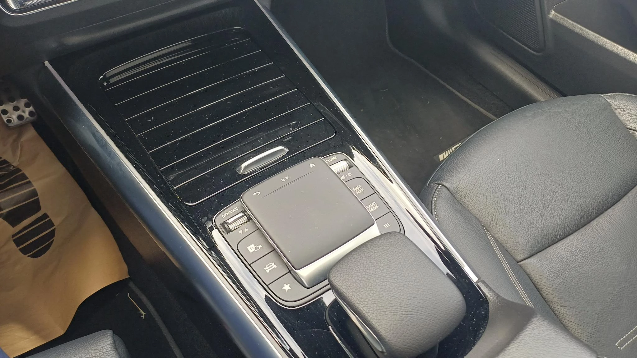 Mercedes-Benz GLA 250 e AMG Line + LEDER + PANO + MULTIBEAM + HEAD UP + CARPLAY +