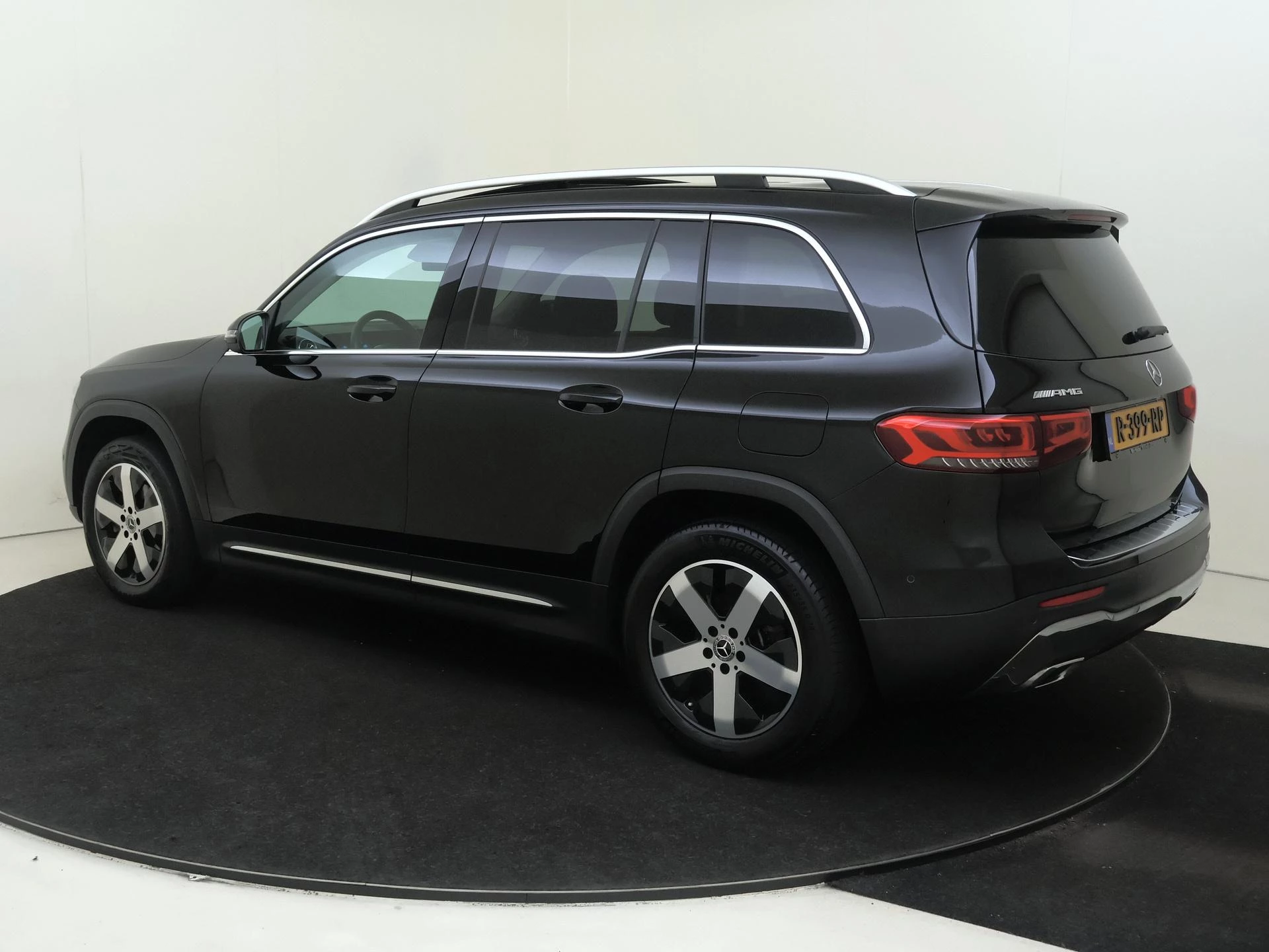 Mercedes-Benz-GLB-image-2