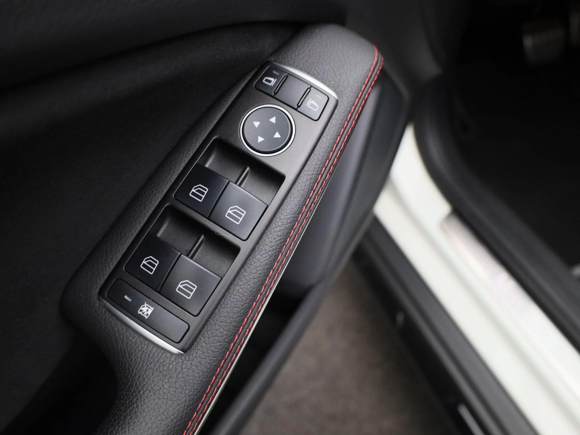 Mercedes-Benz-GLA-image-27