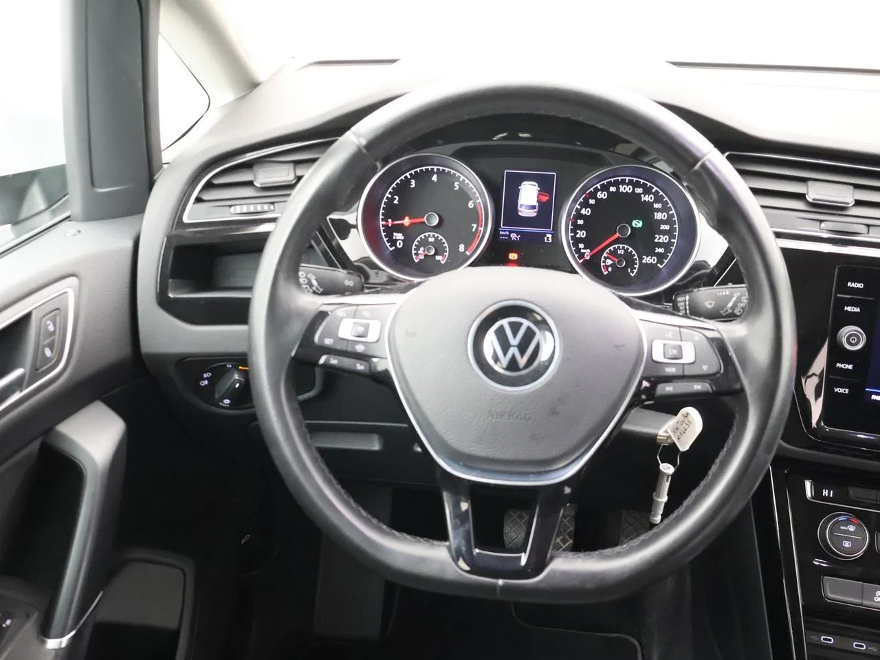 Volkswagen-Touran-image-13
