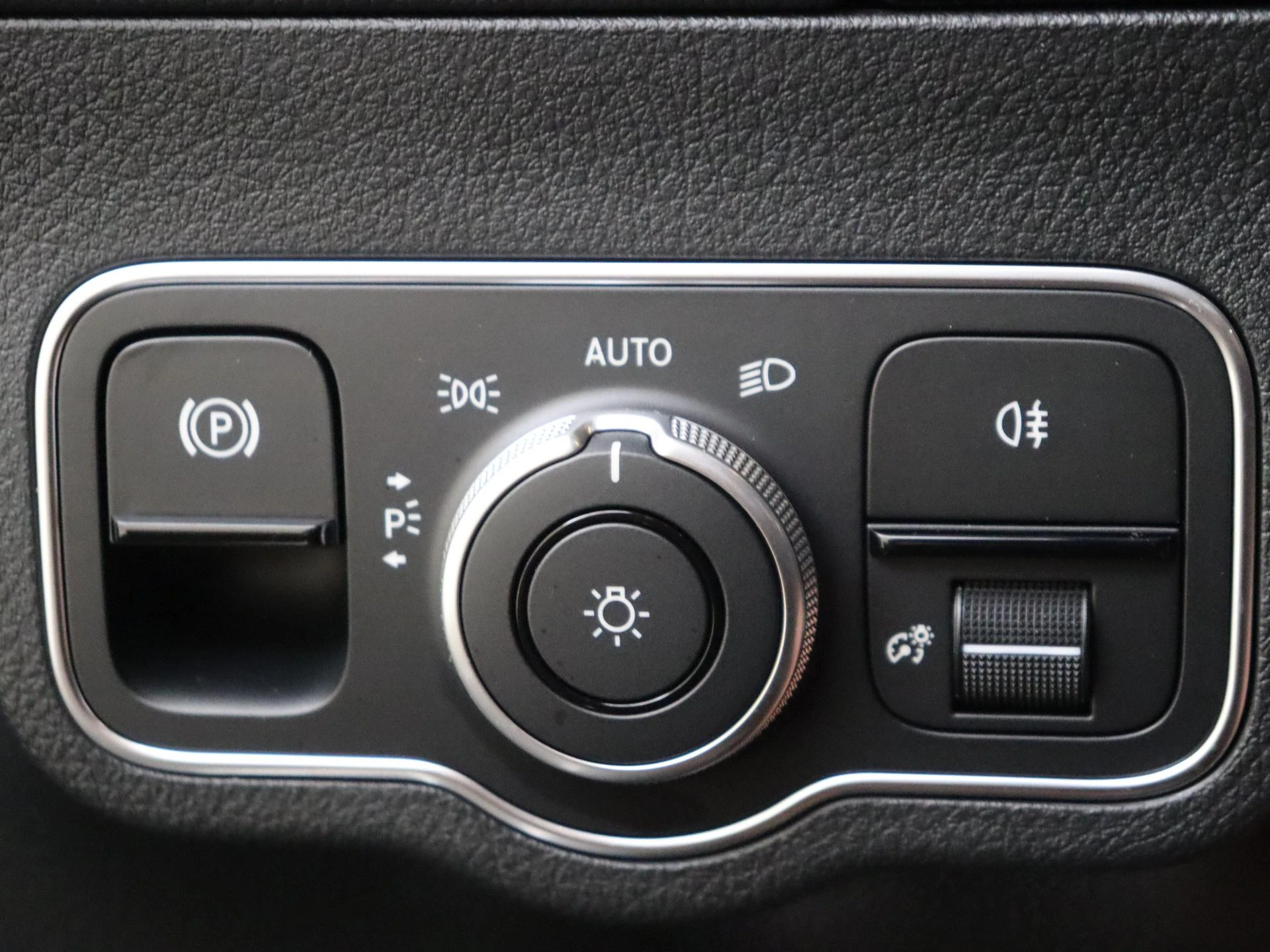 Mercedes-Benz-GLA-image-25