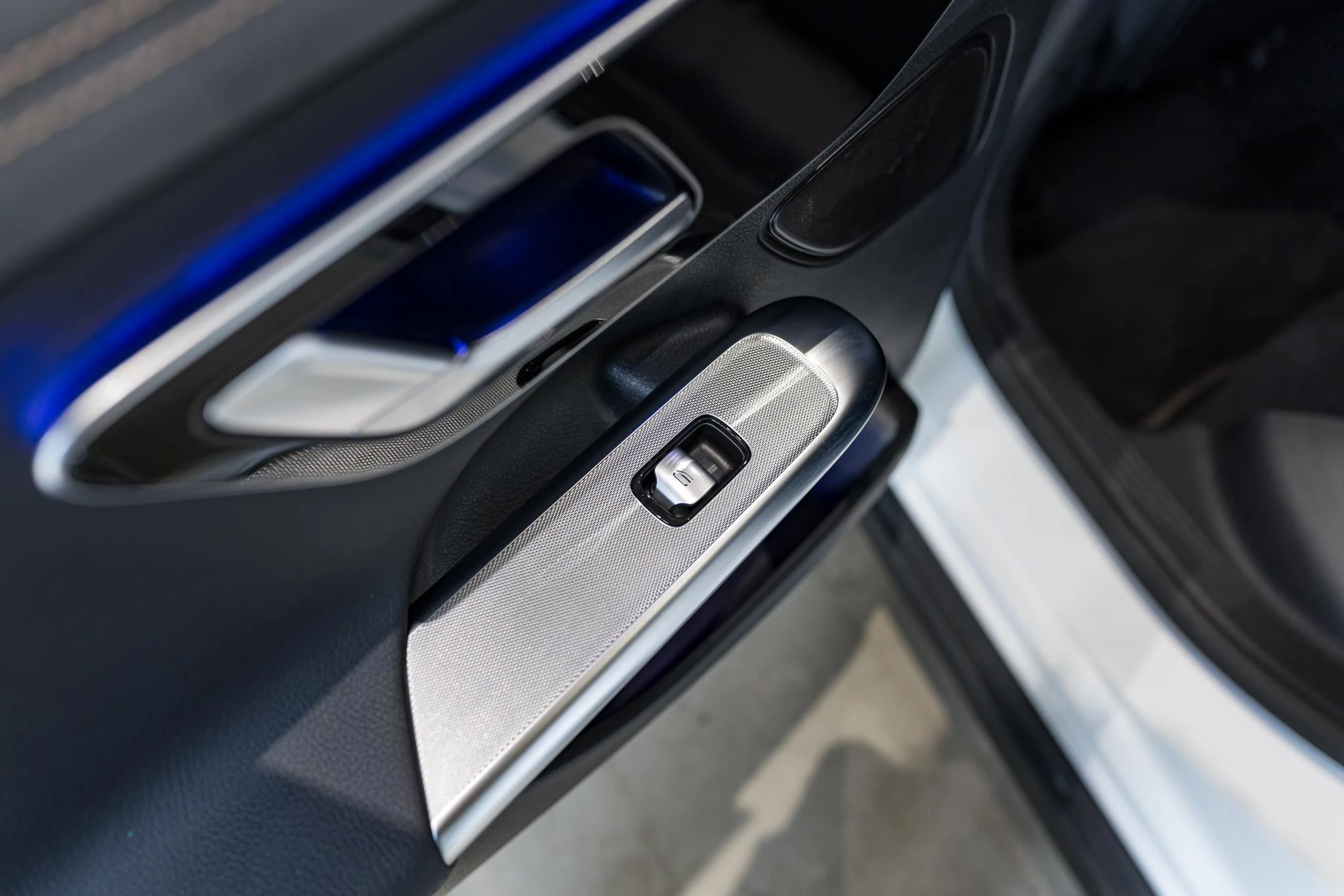 Mercedes-Benz-EQE-image-12