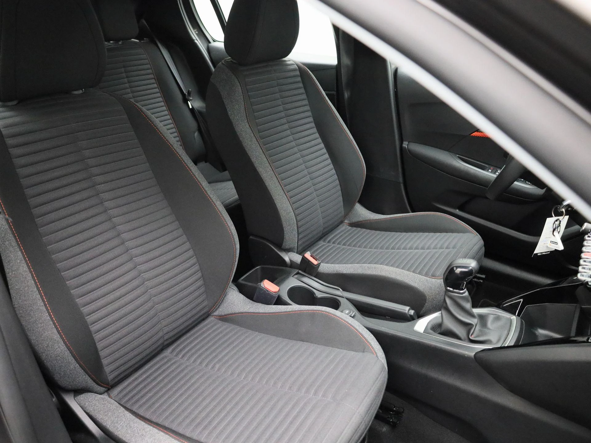 Peugeot-208-image-33