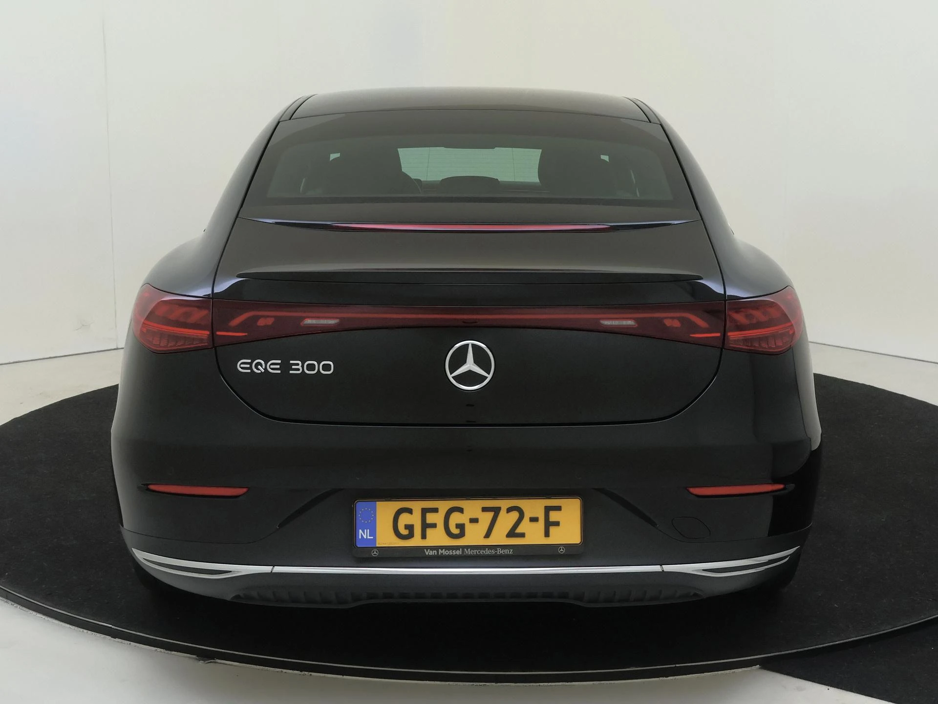 Mercedes-Benz-EQE-image-6