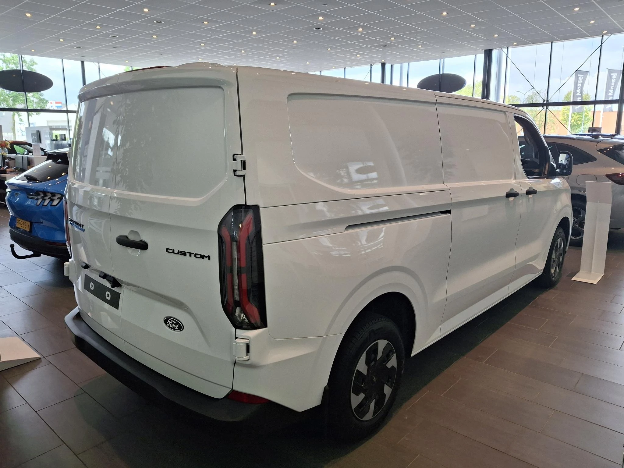Ford-E-Transit Custom-image-1