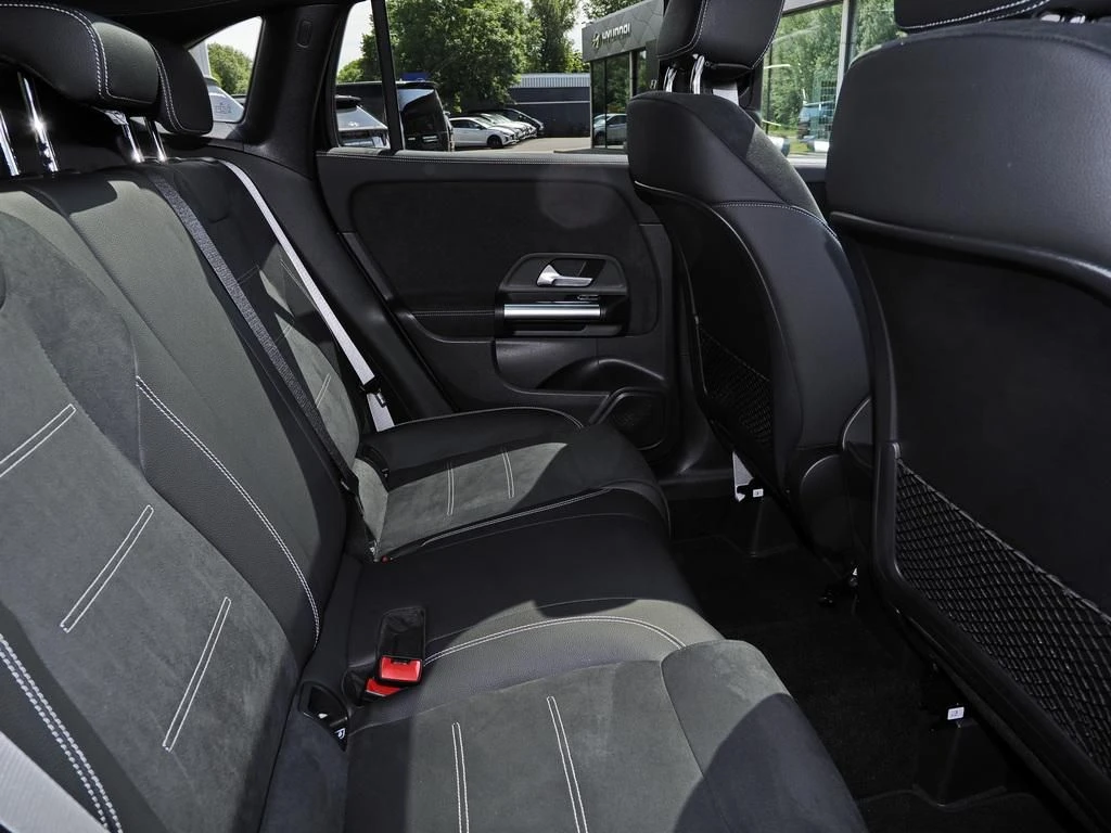 Mercedes-Benz-GLA 200 d-image-14