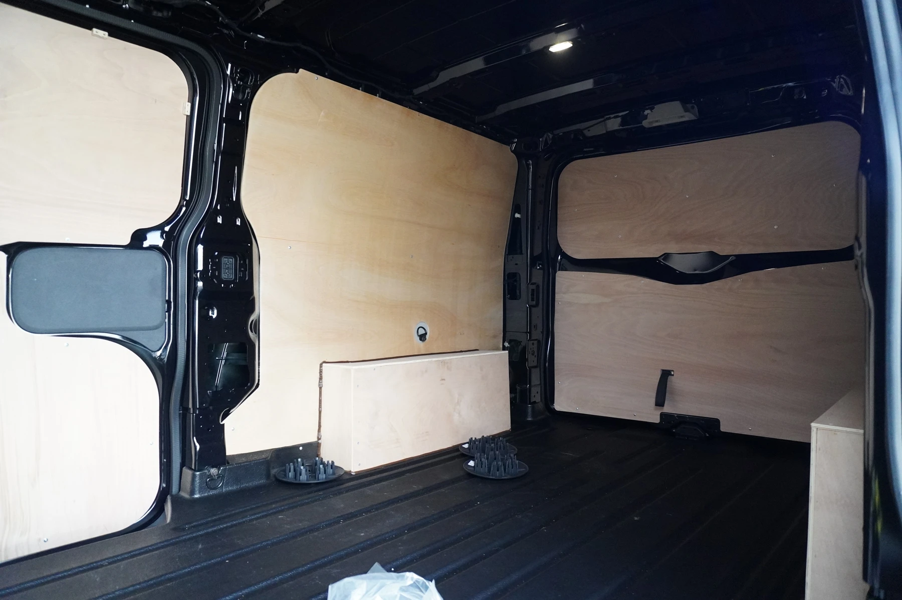 Volkswagen-Transporter-image-25