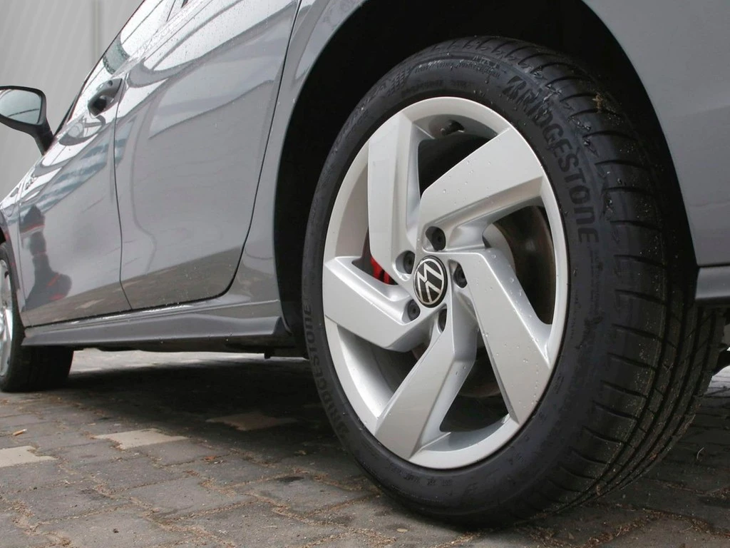 Volkswagen-Golf-image-4