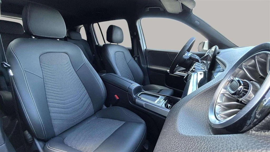 Mercedes-Benz-EQB-image-18