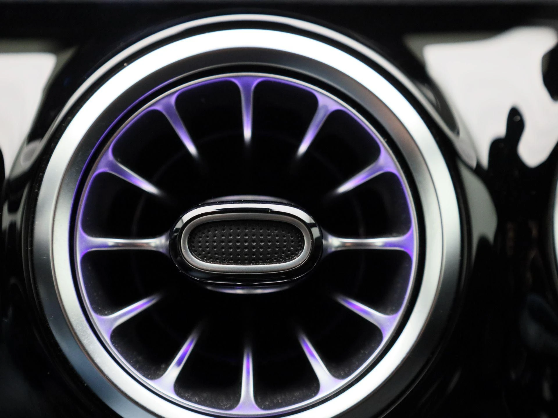 Mercedes-Benz-CLA-image-32