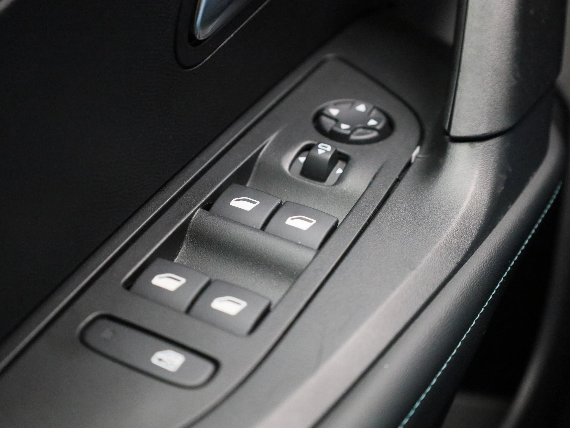 Peugeot e-2008 - 29