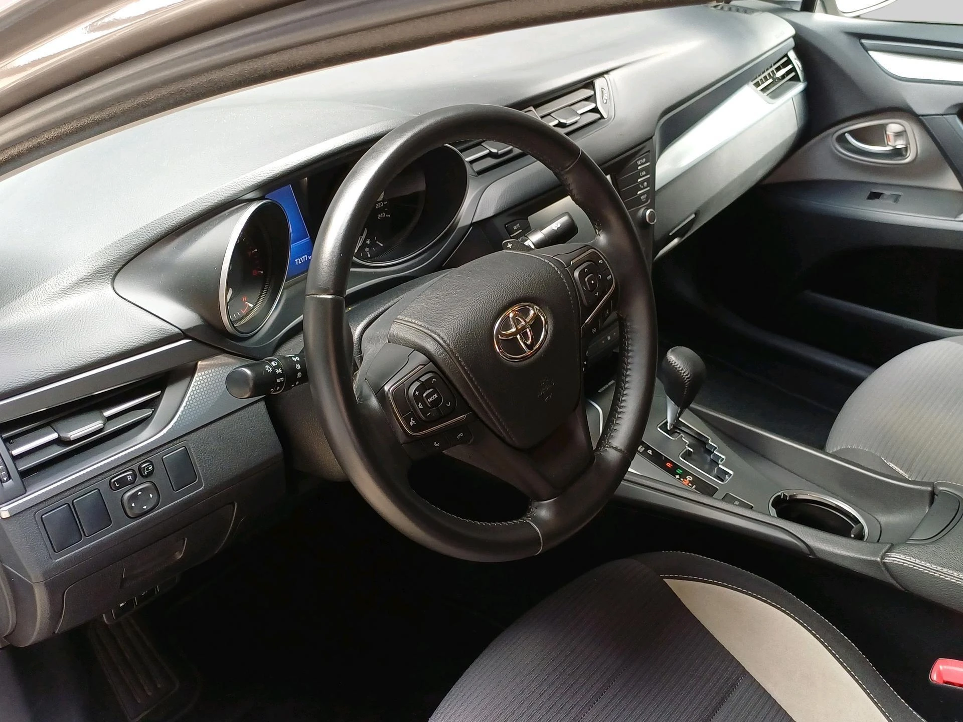 Toyota-Avensis-image-8