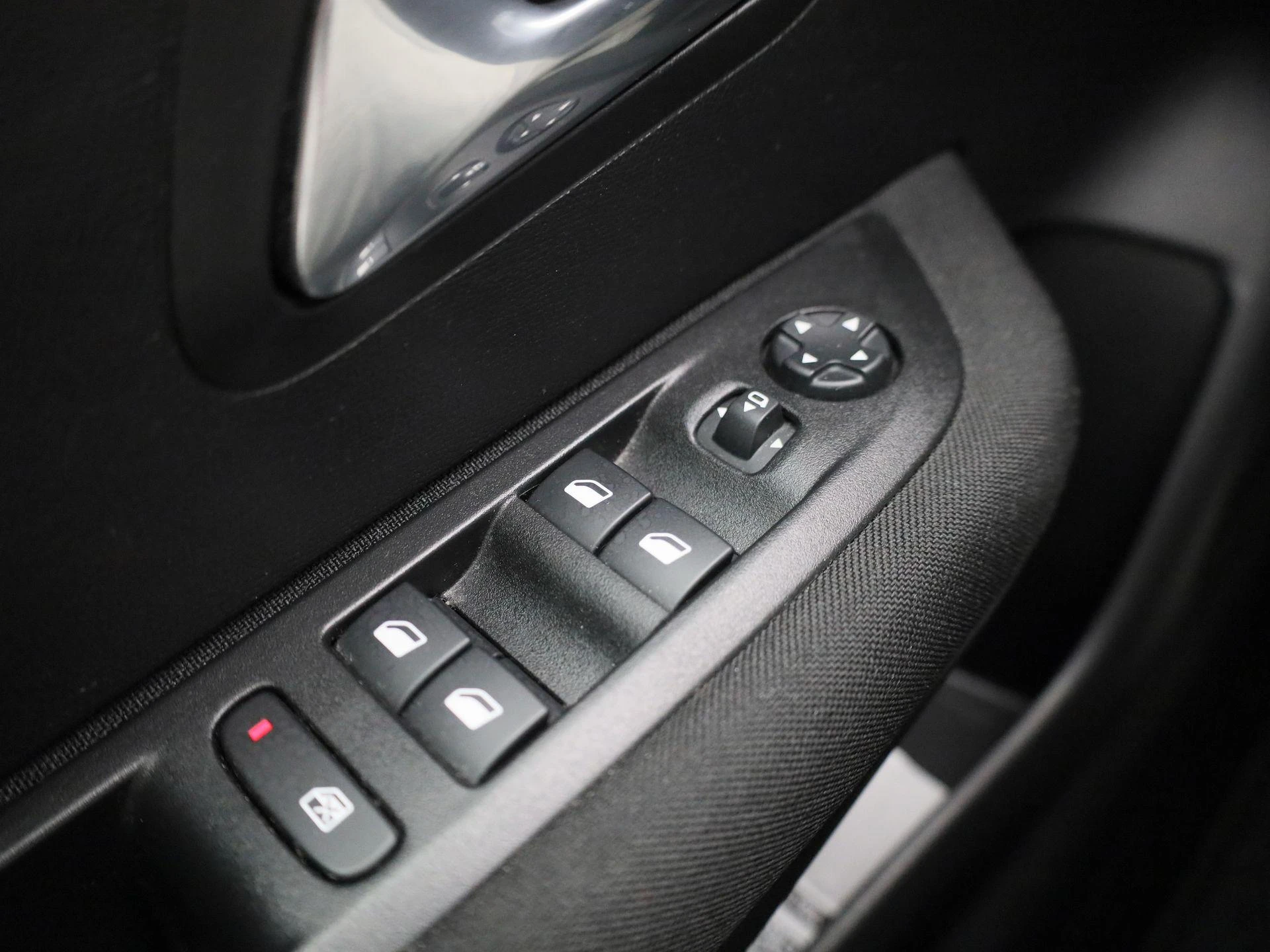 Peugeot-208-image-19