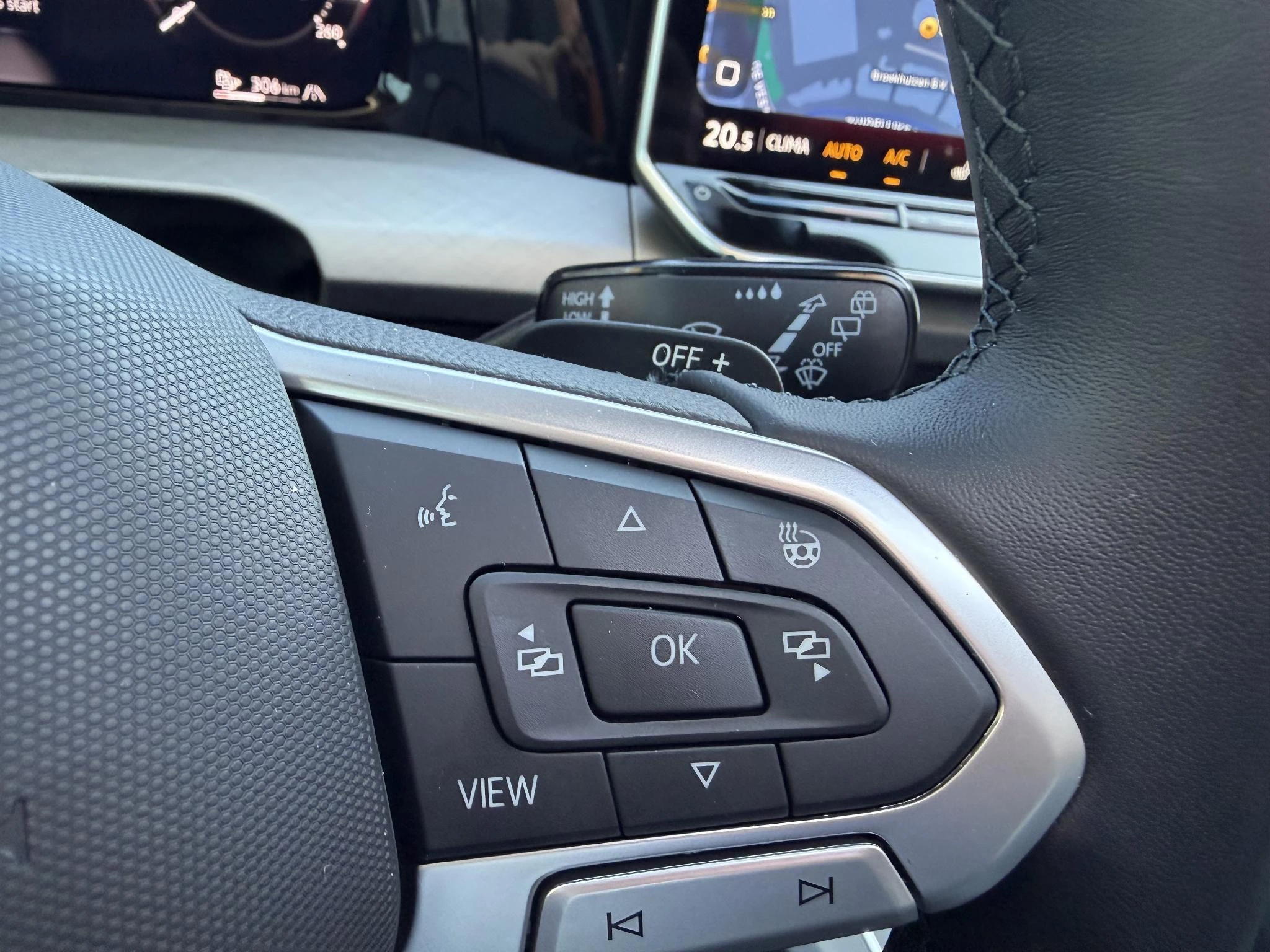 Volkswagen-Golf-image-12