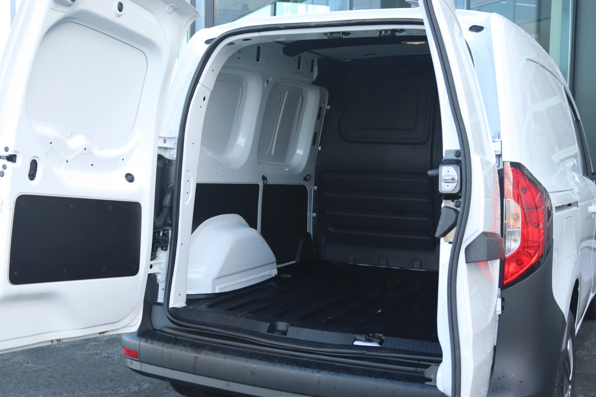 Mercedes-Benz-eCitan-image-2