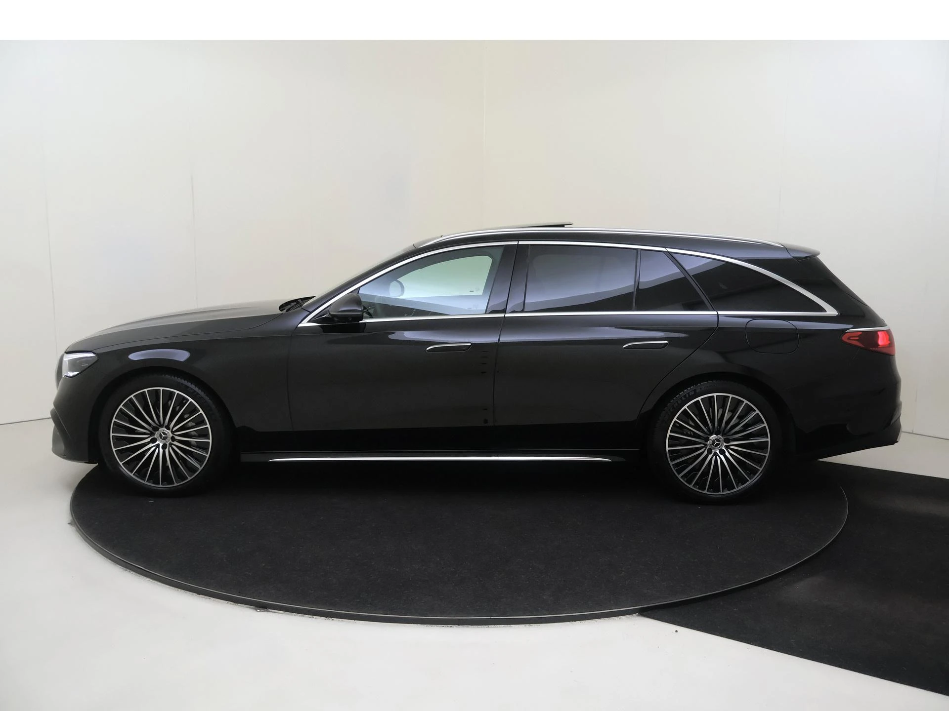 Mercedes-Benz-E-Klasse-image-7