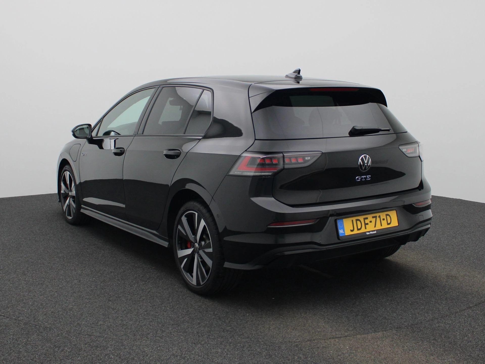 Volkswagen-Golf-image-1