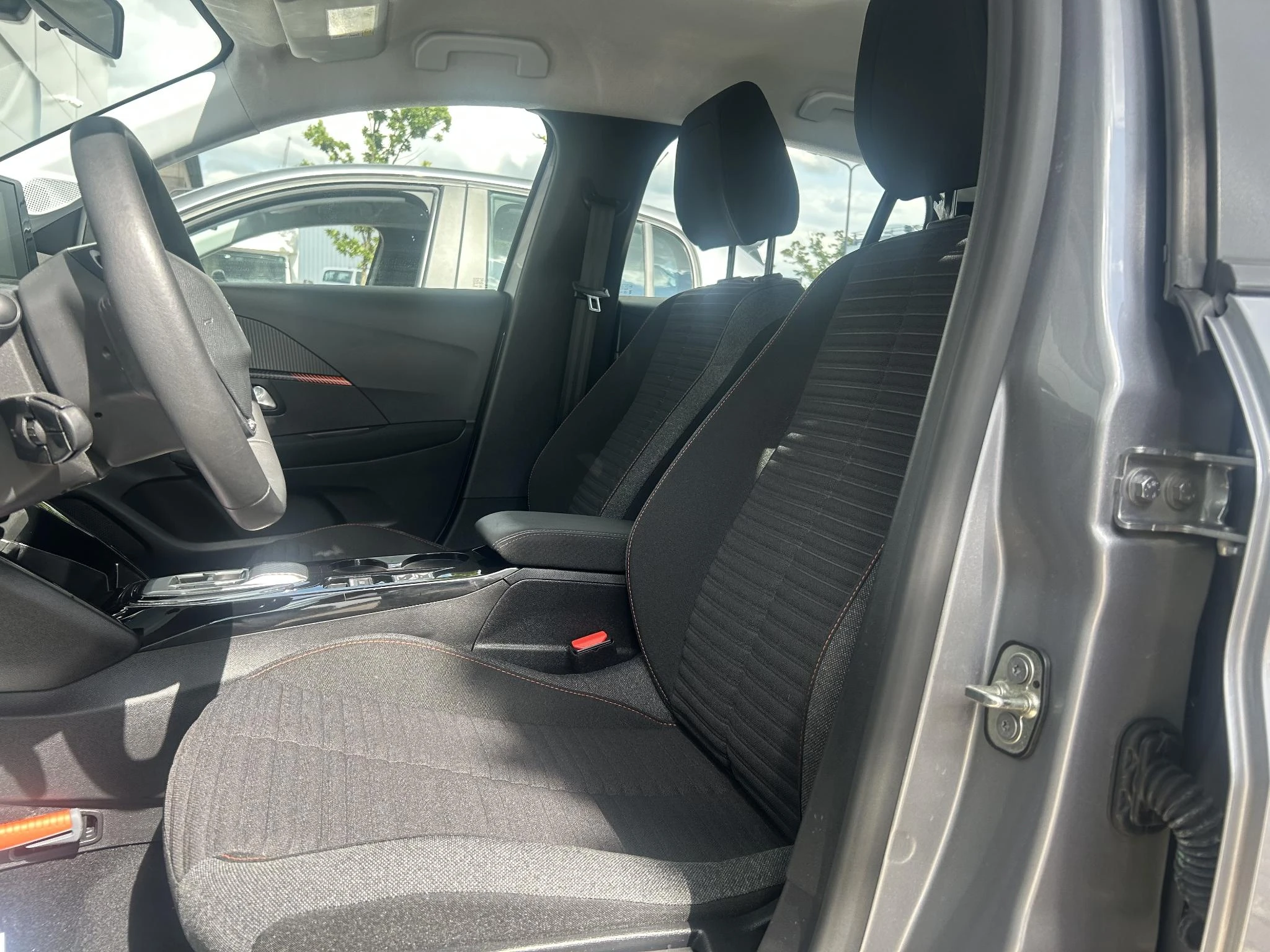 Peugeot-e-208-image-18