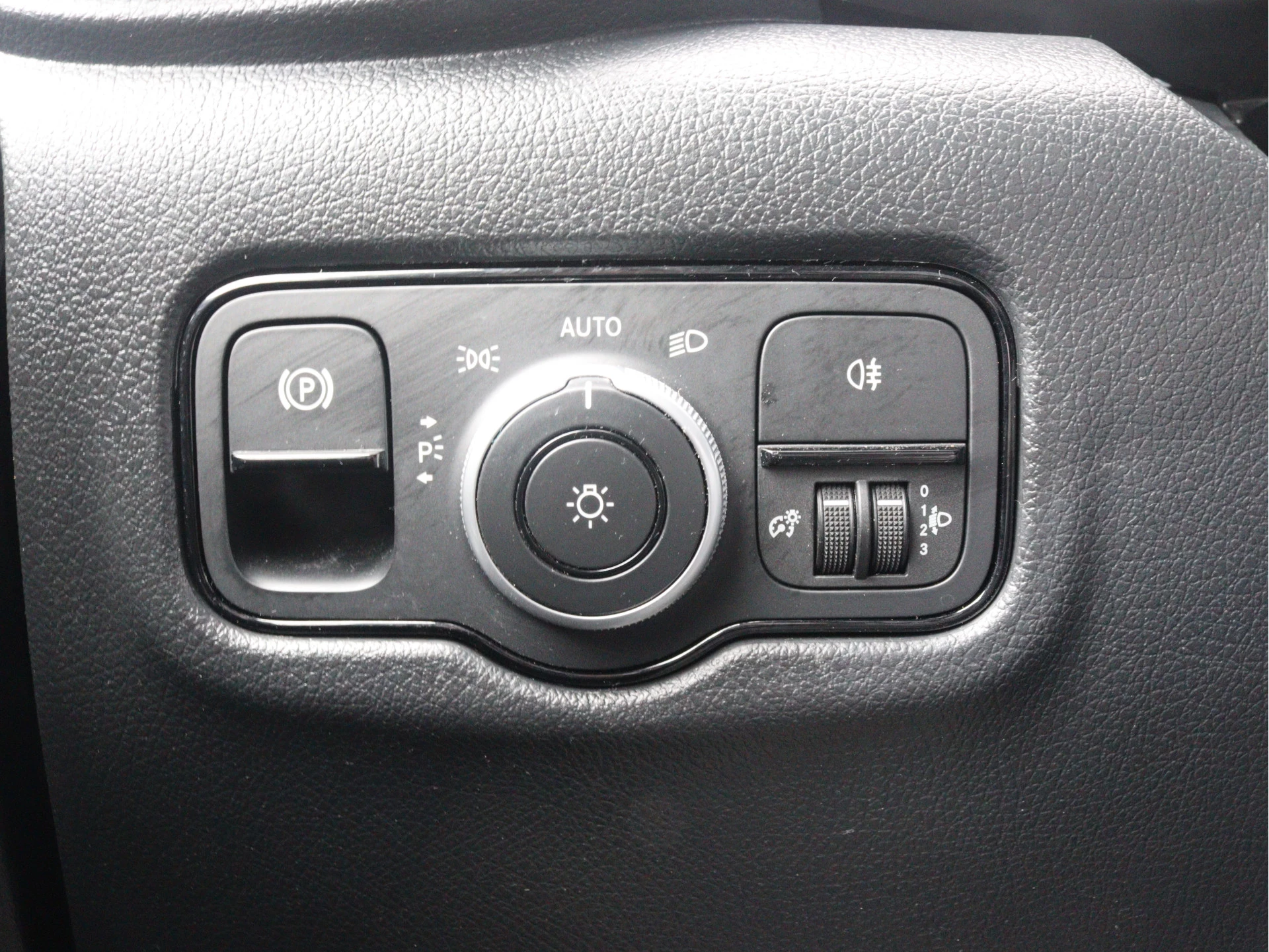 Mercedes-Benz-Vito-image-11