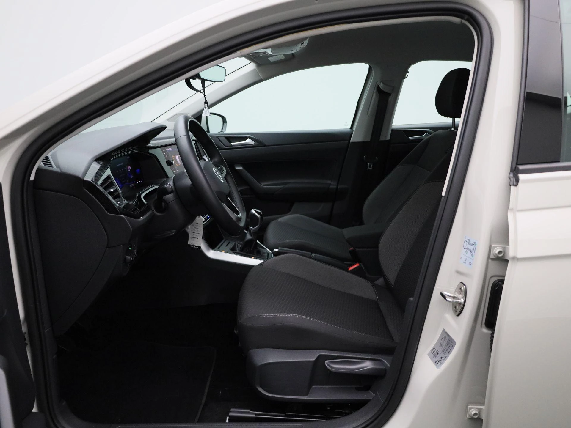 Volkswagen-Polo-image-7
