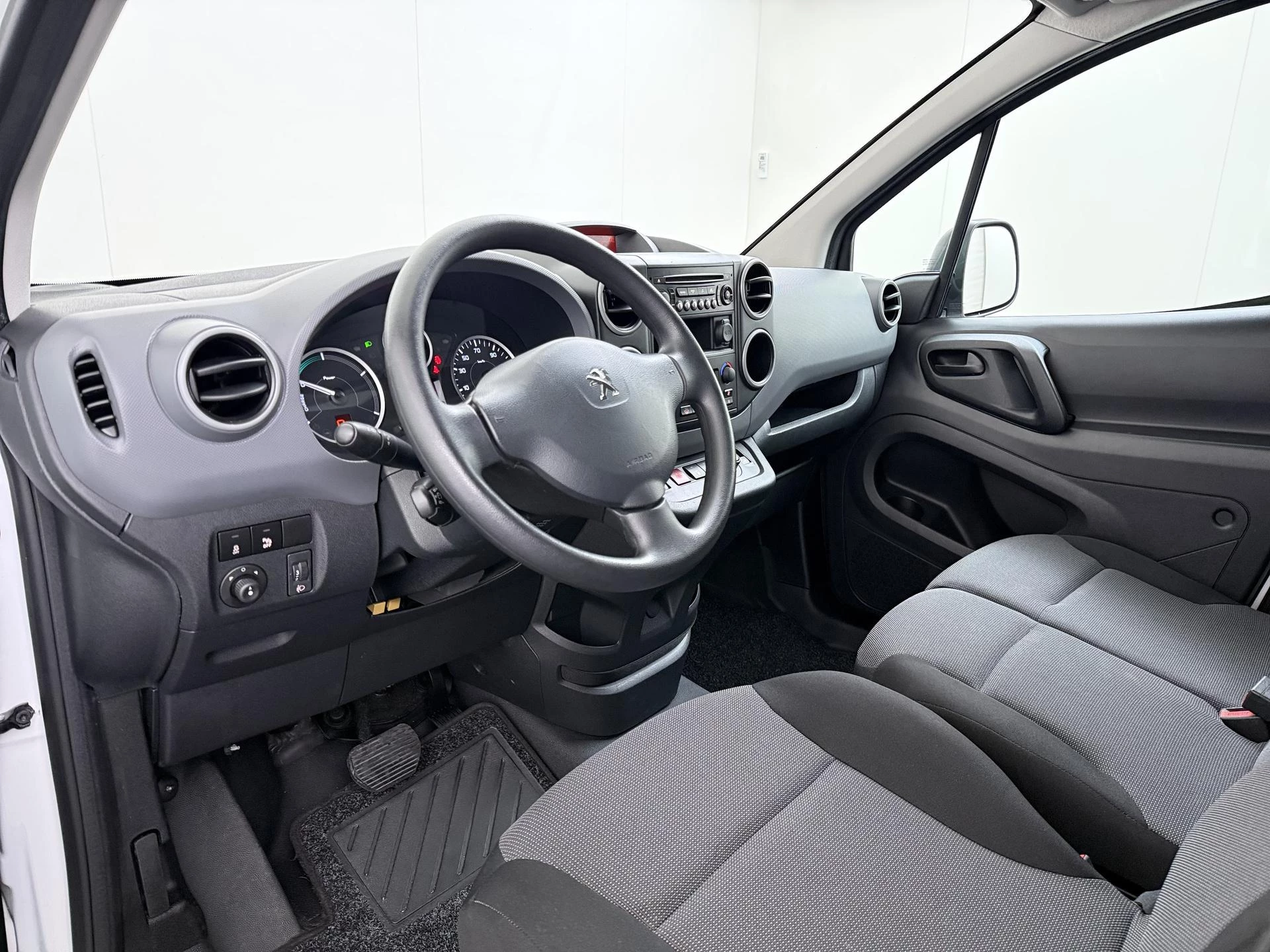 Peugeot-e-Partner-image-2