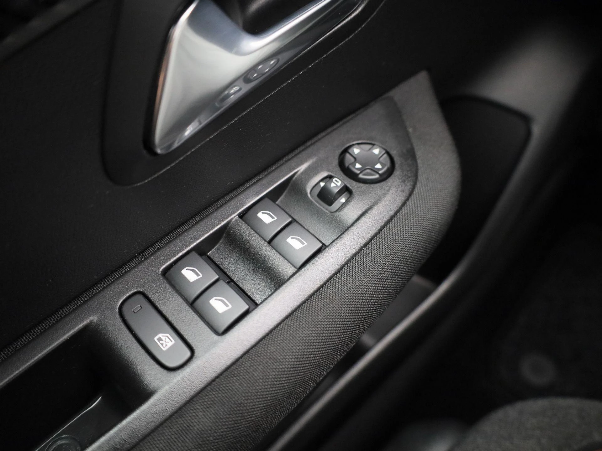 Peugeot-e-208-image-22