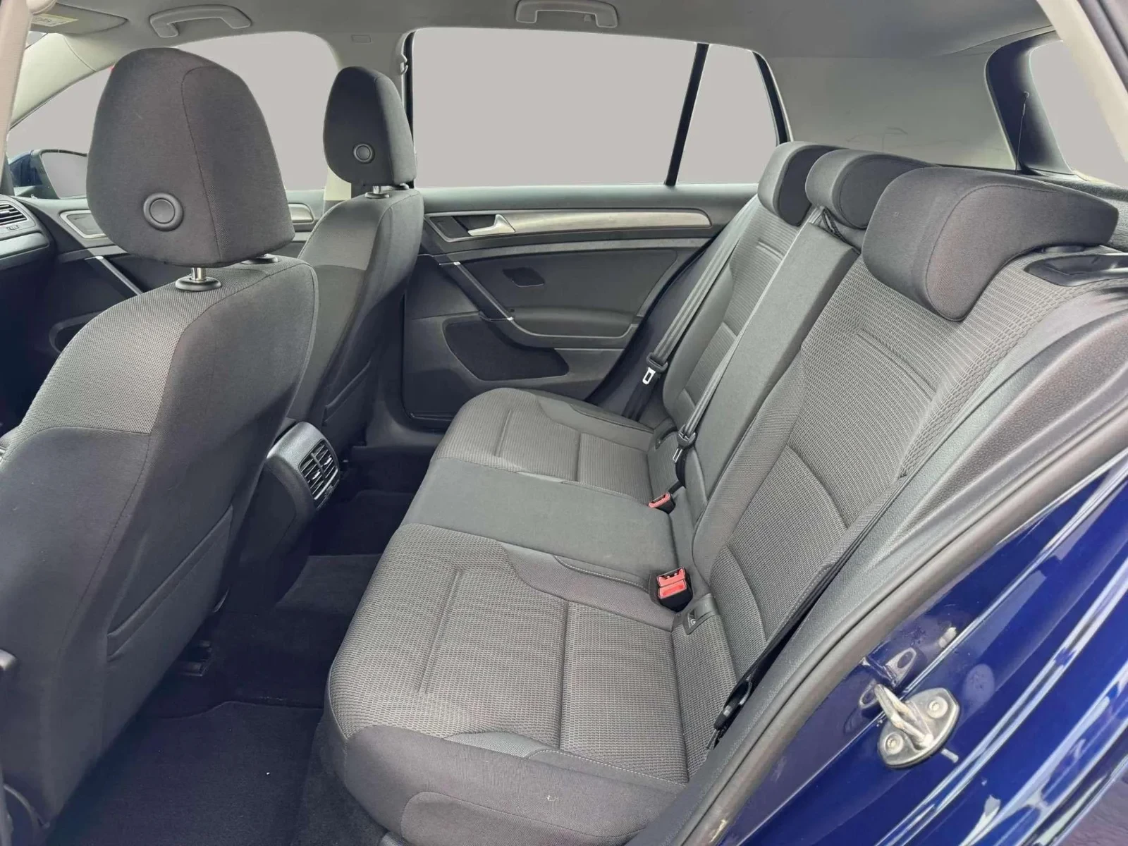 Volkswagen-e-Golf-image-9