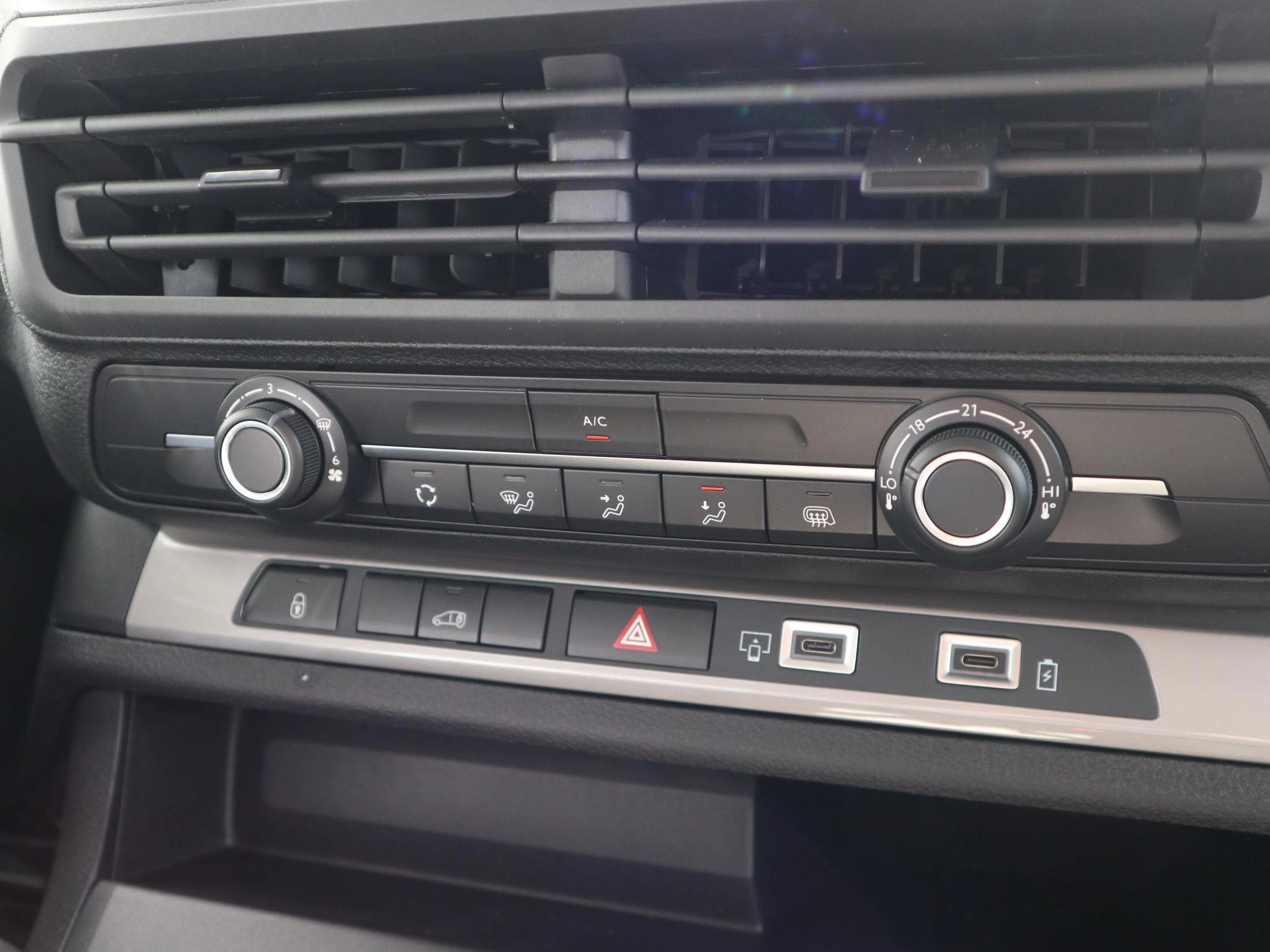 Peugeot-e-Expert-image-12