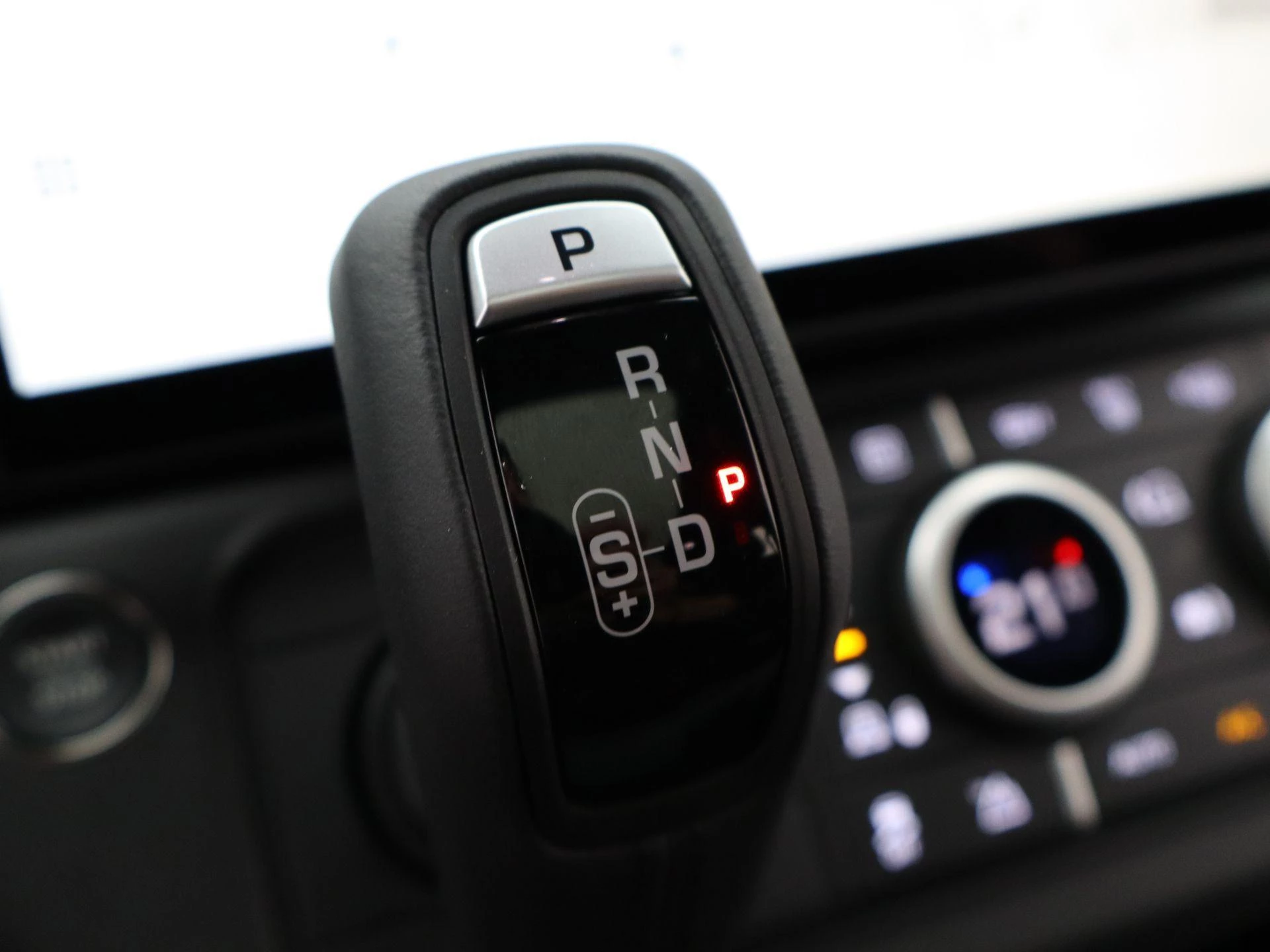 Land Rover Defender 2.0 P300e 110 X-Dynamic SE