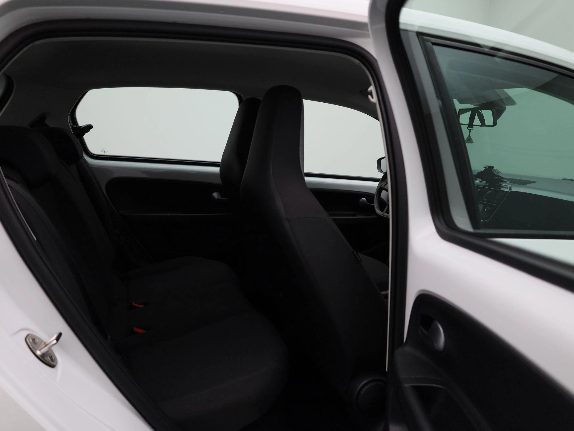 Volkswagen-up!-image-27