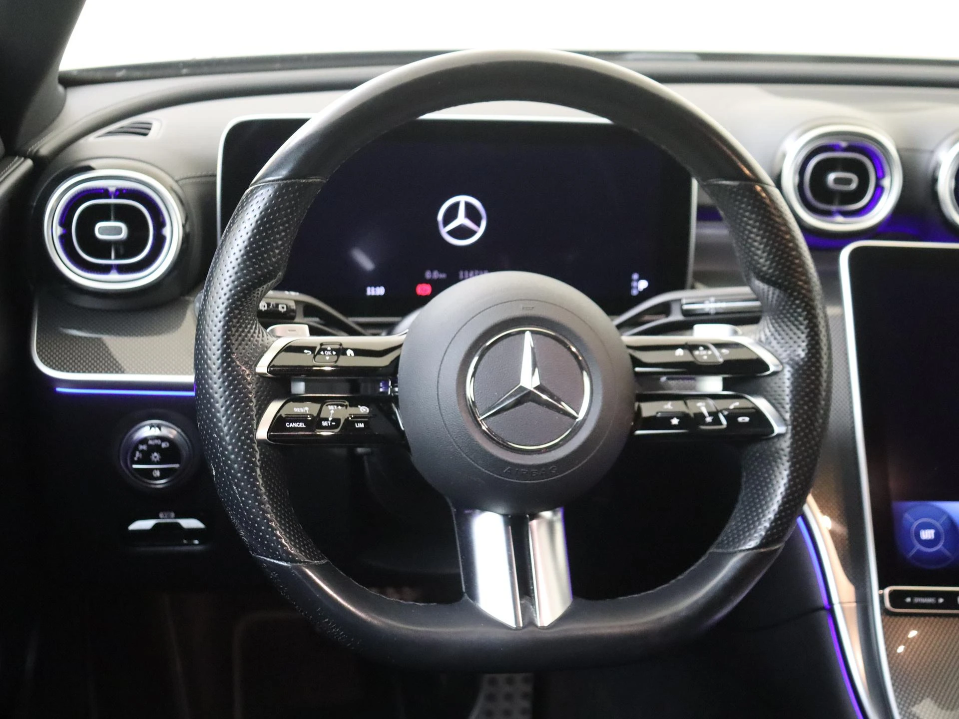 Mercedes-Benz-C-Klasse-image-10