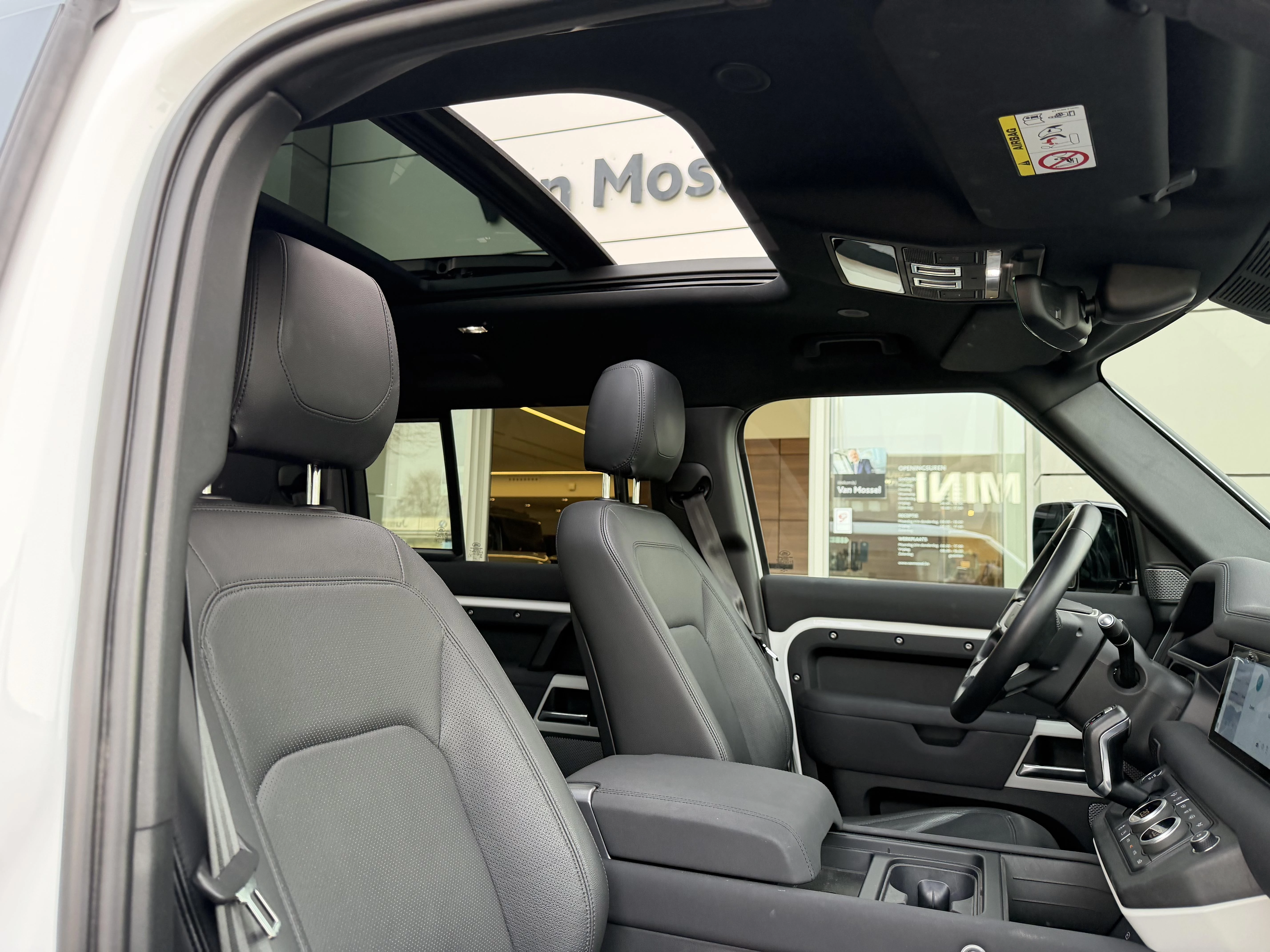 Land Rover Defender 110 D250 SE AWD