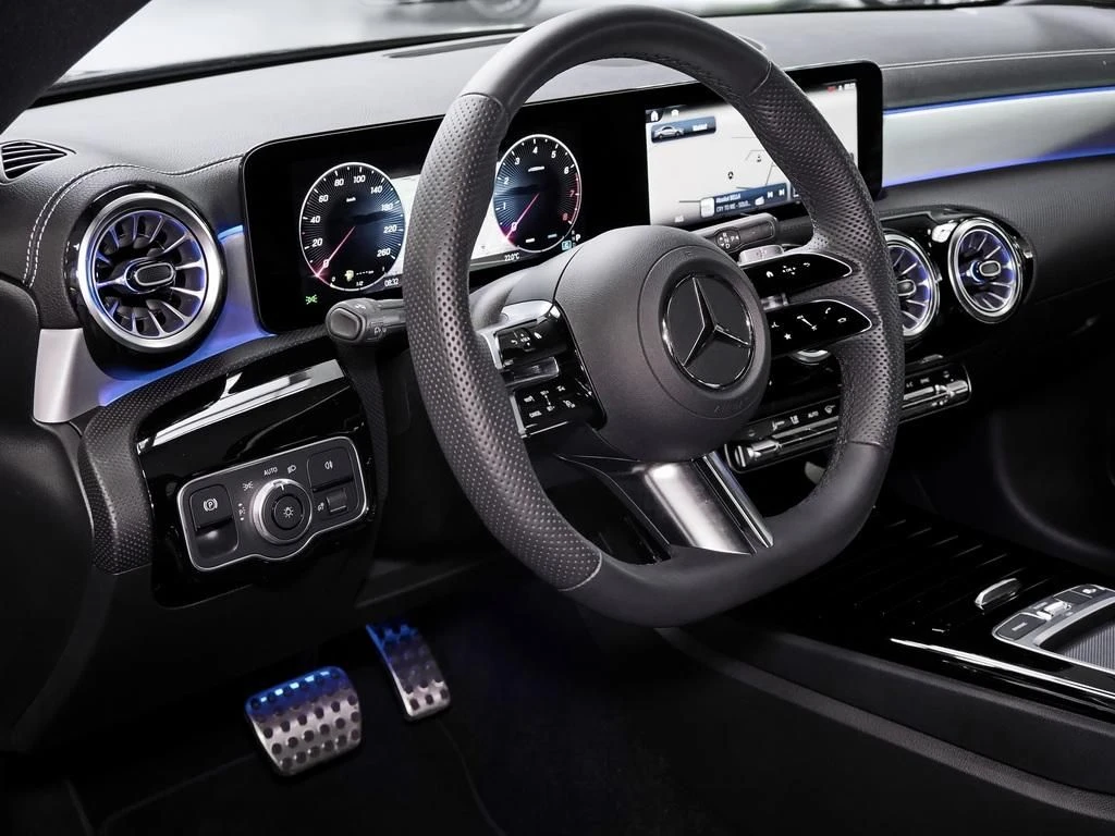 Mercedes-Benz-CLA 200-image-9